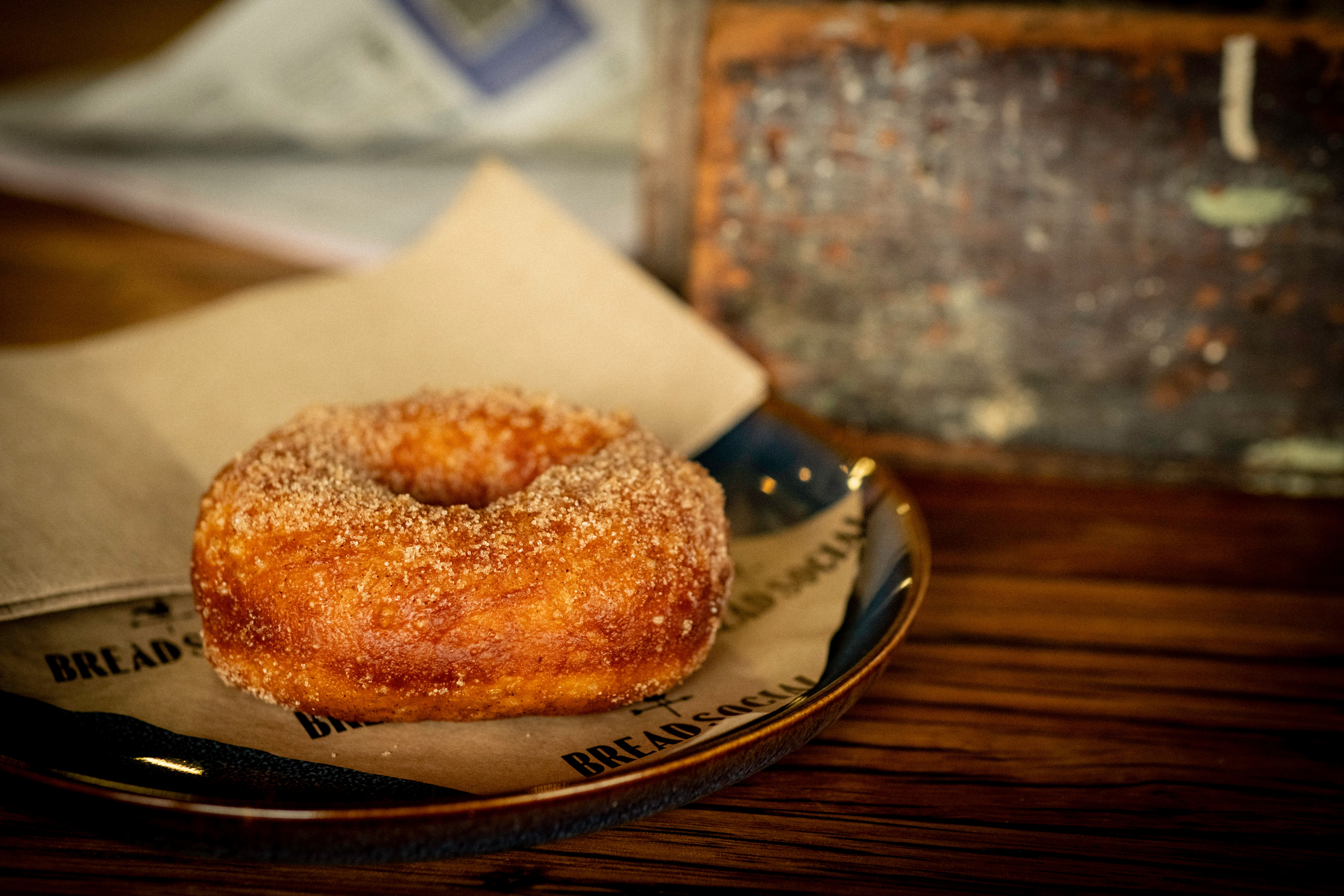 Deliciosa Dona De Azúcar Y Canela En Un Café · Foto de stock gratuita