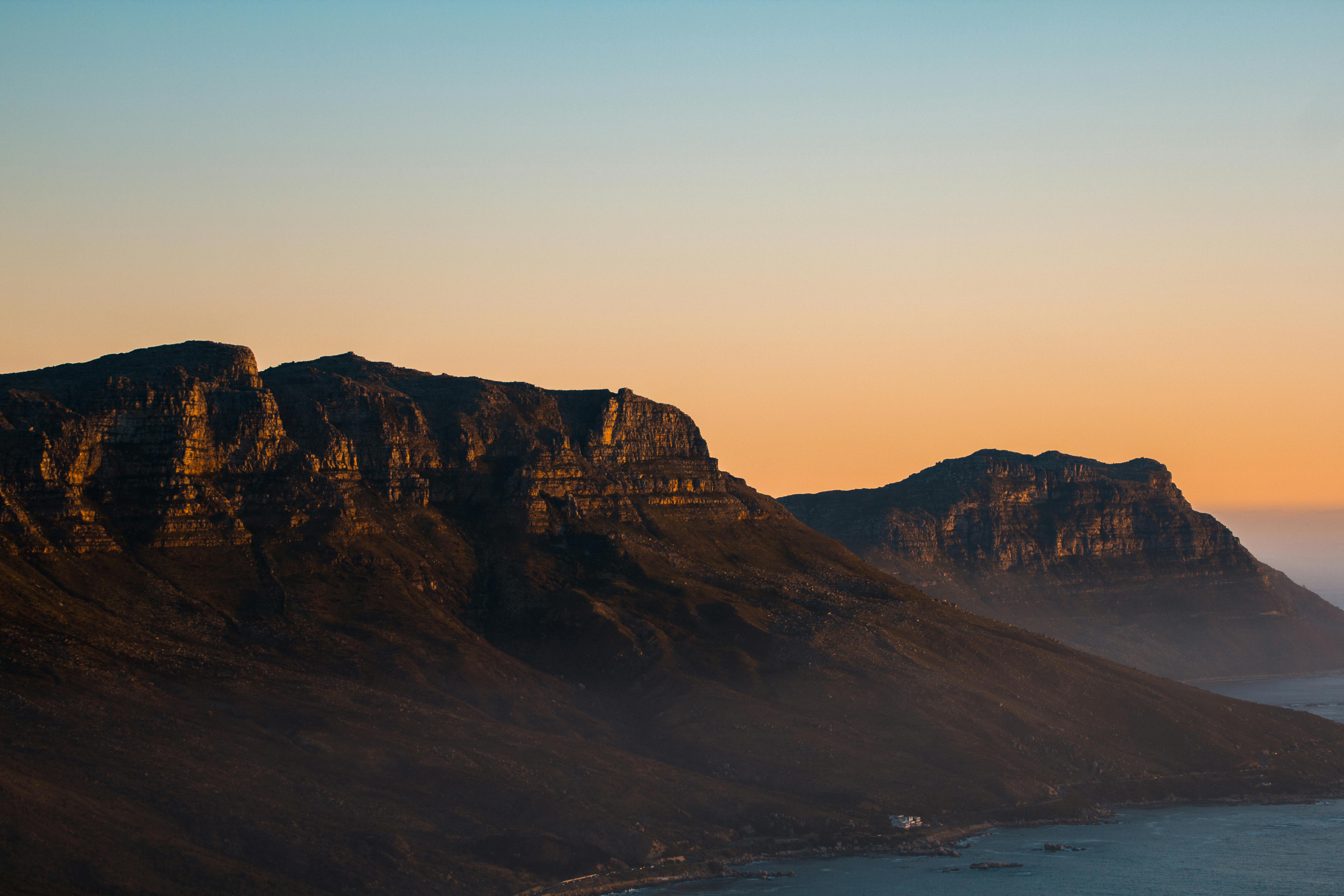 被日出光线照亮的悬崖海岸令人惊叹，完美捕捉了大自然的美丽