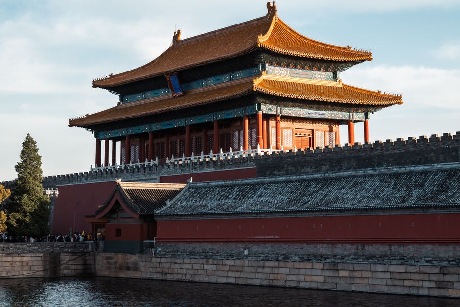 ¿Existe la masonería en China? Hongmen, Tiandihui, Sun Yat-sen y las tríadas que Pekín prohibió — y después cooptó