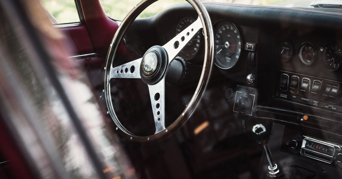 Comment le poids du volant influence votre vitesse de conduite