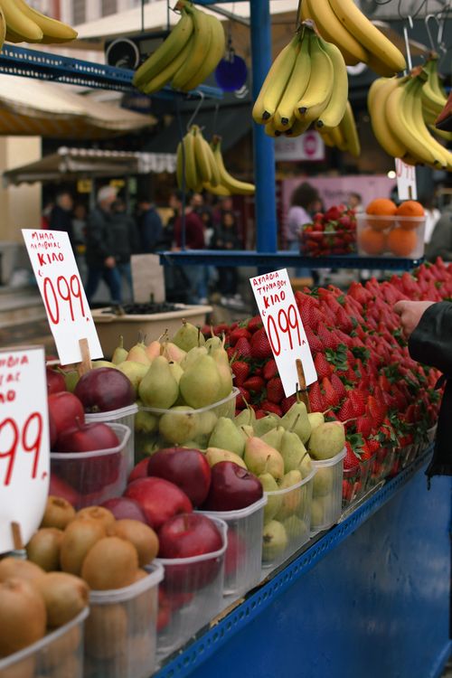Étals de fruits frais sur un marché à Athènes avec les prix affichés en euros