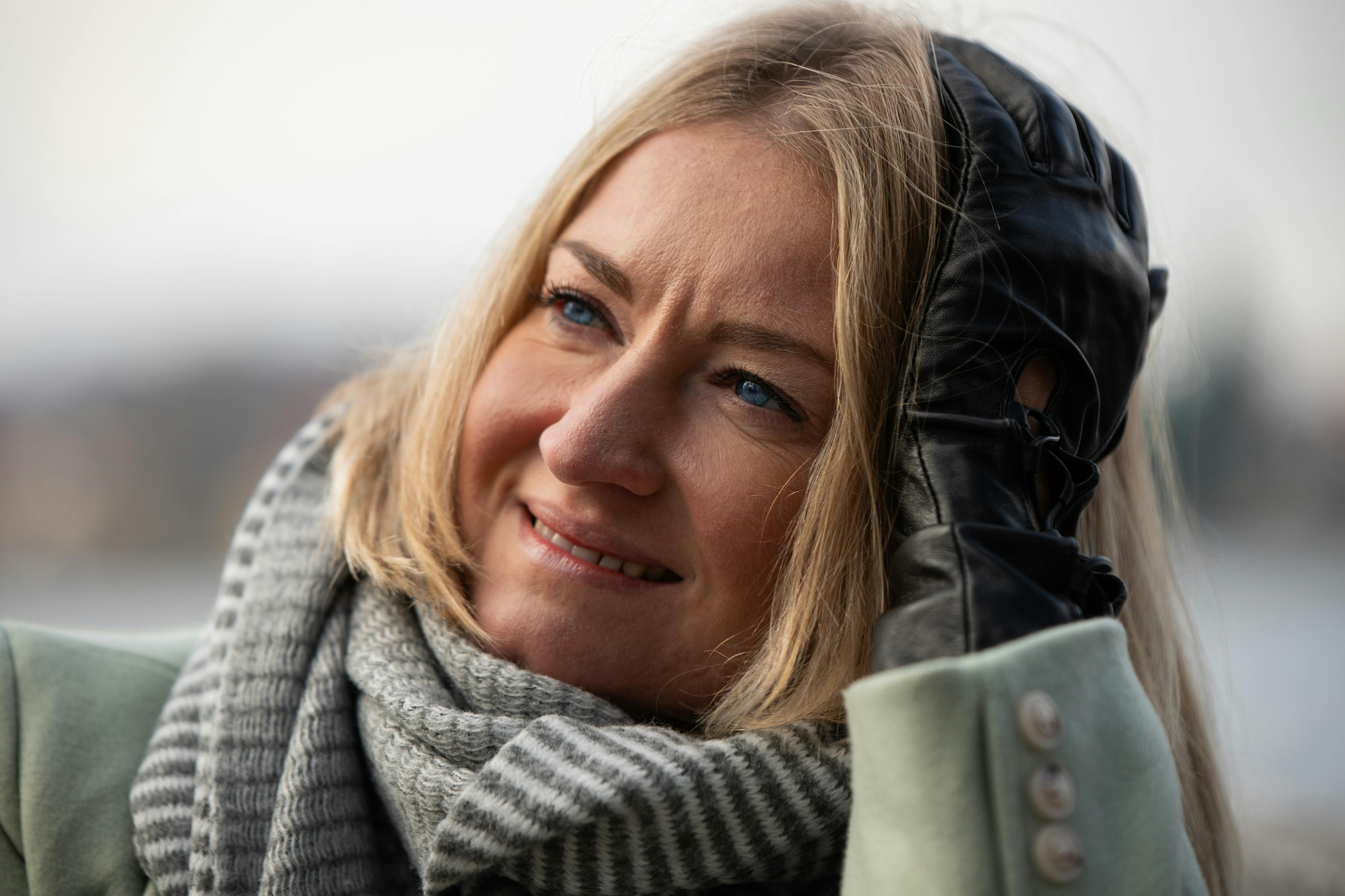 Free Cozy autumn portrait of a woman in Weßling, Germany, by the lake. Stock Photo