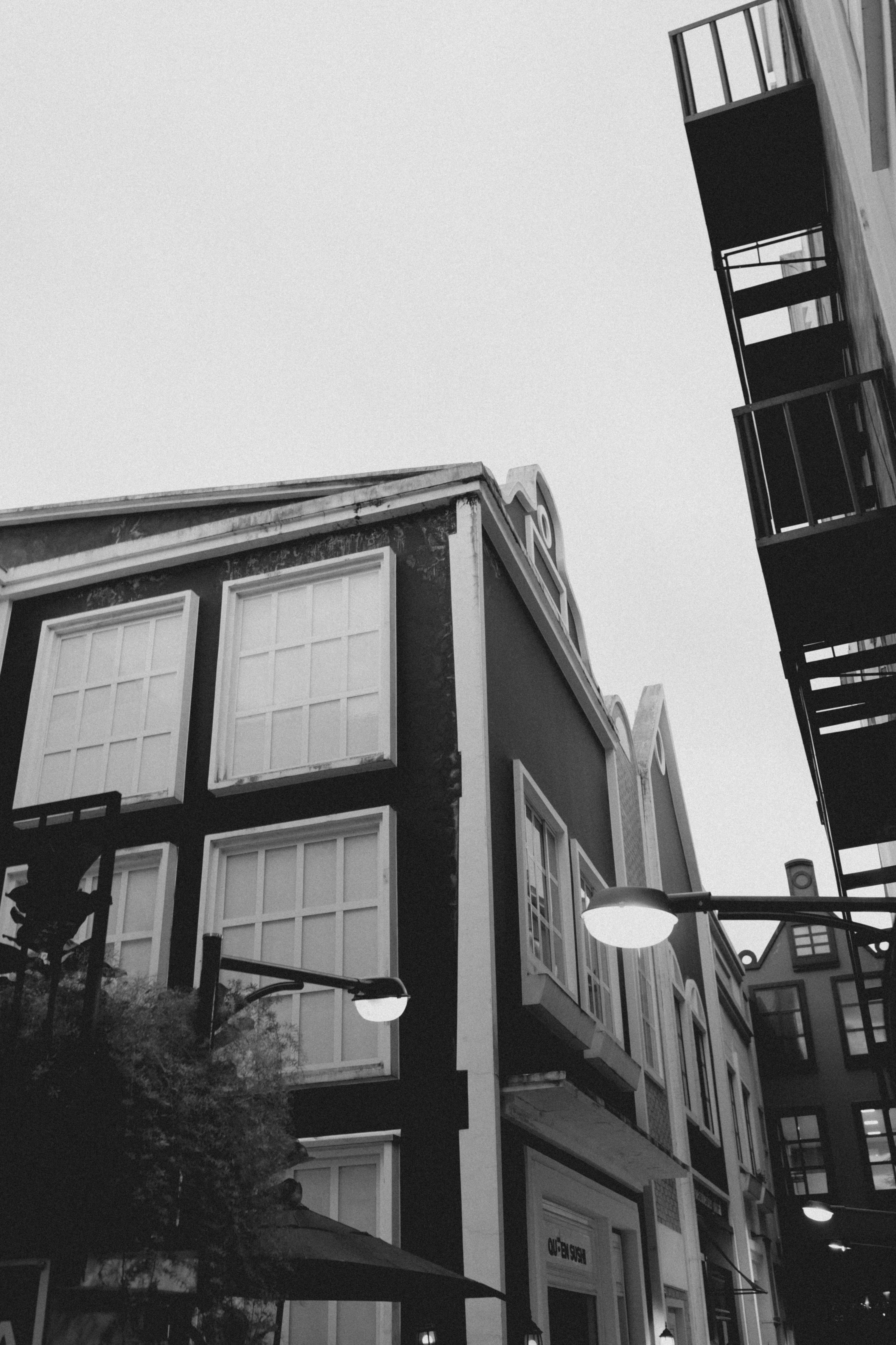 Zadarmo Čiernobiela fotografia mestskej architektúry s holandskými štítovými budovami. Fotka z fotobanky