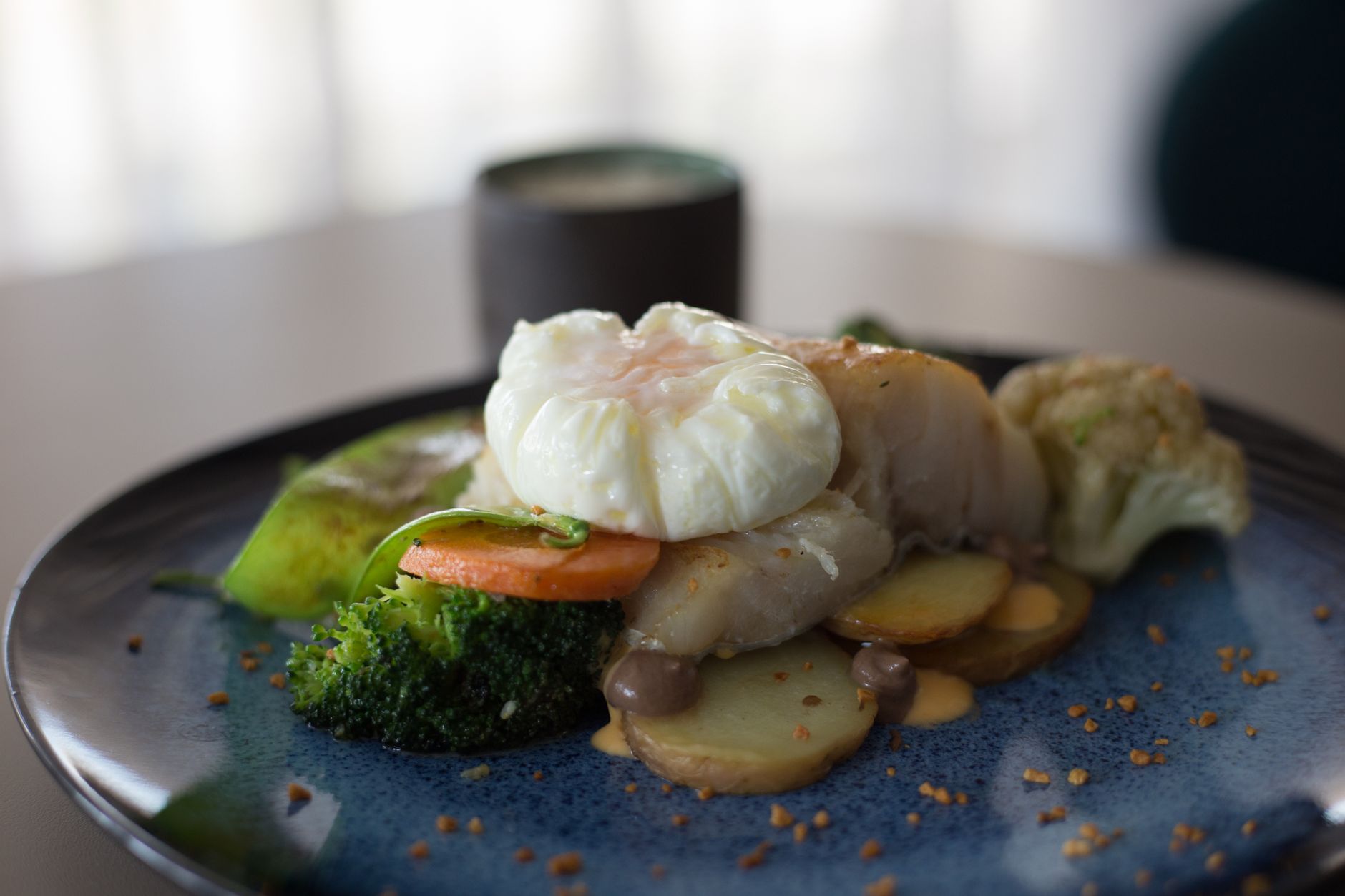 Verduras salteadas listas para comer Plato de verduras salteadas crujientes y coloridas