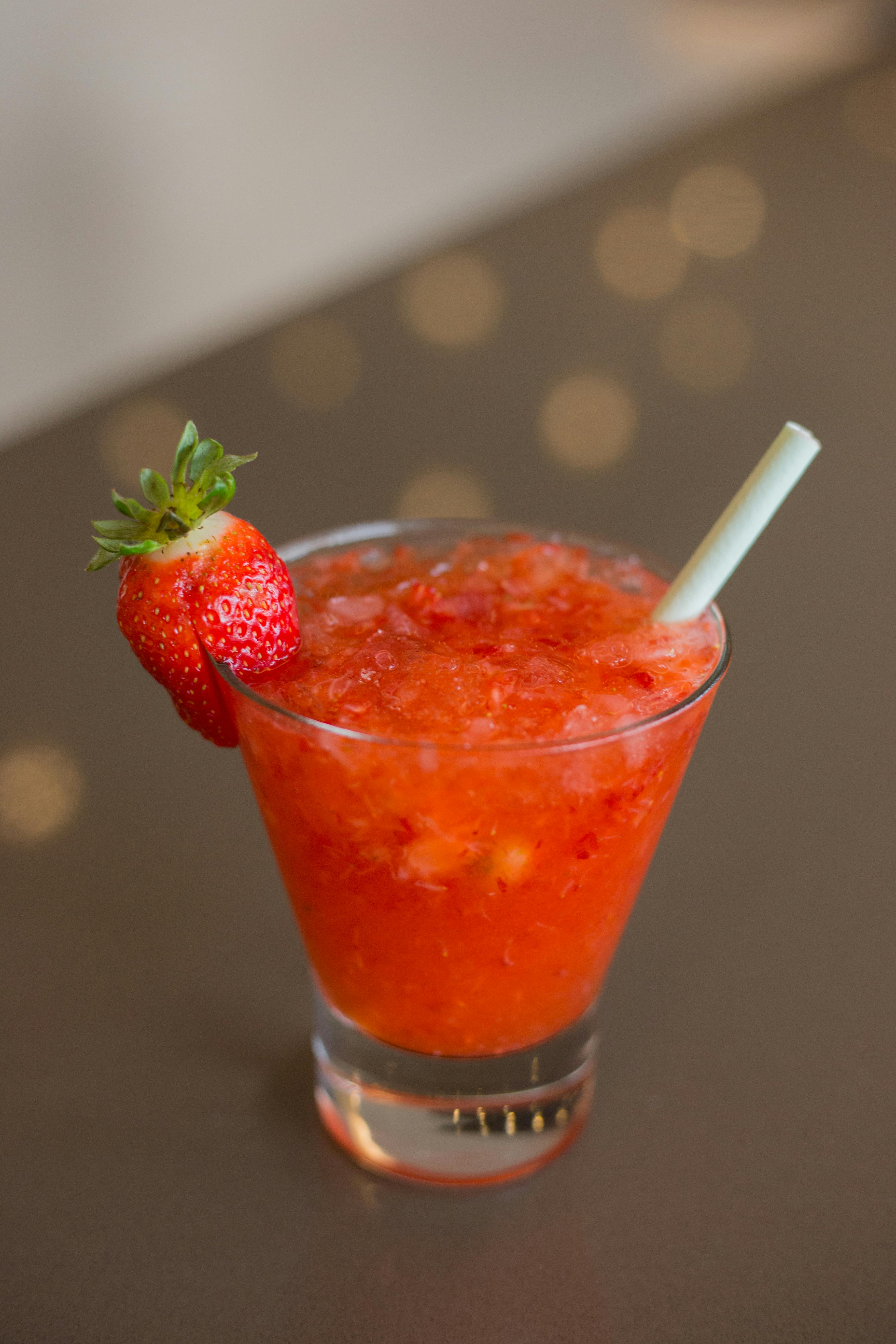 Free A delicious strawberry cocktail with crushed ice, perfect for summer refreshment. Stock Photo