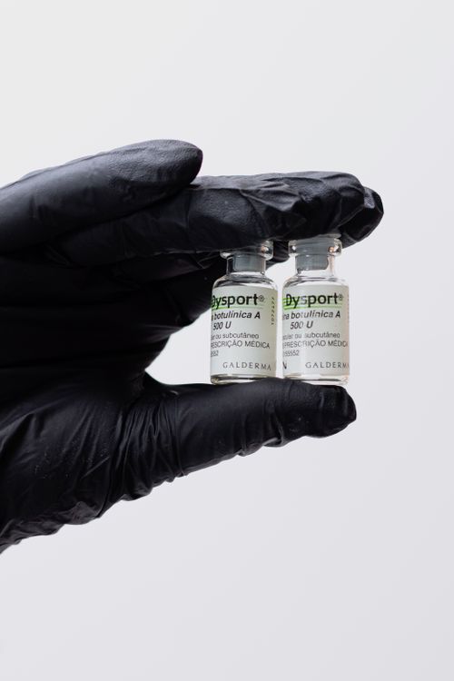 Botol Botox Close Up Botol Botox Yang Dipegang Tangan Bersarung Tangan · Foto Stok ...