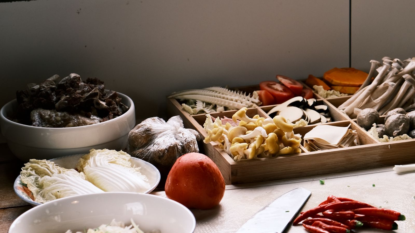 Legumes frescos preparados na cozinha.