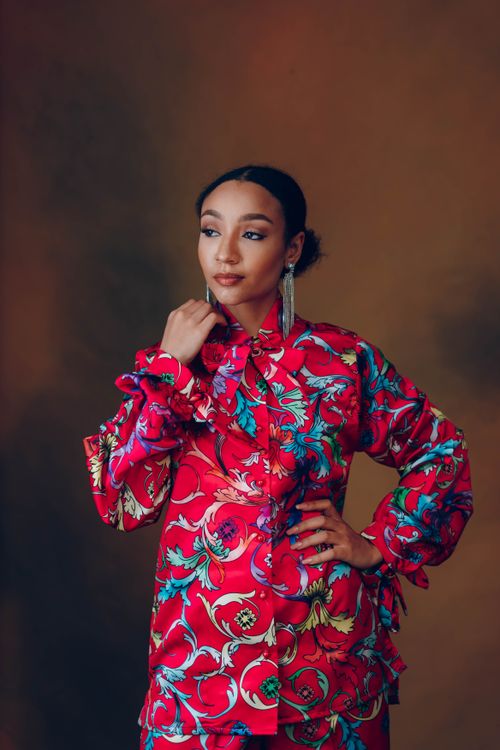 Free Elegant portrait showcasing vibrant Nigerian fashion with intricate patterns. Stock Photo