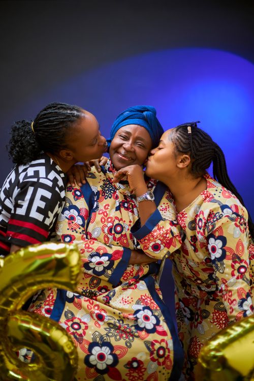 Free A heartwarming portrait of a family celebrating with kisses and balloons. Stock Photo