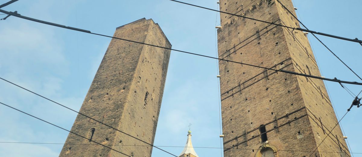 Las torres Asinelli y Garisenda de Bolonia