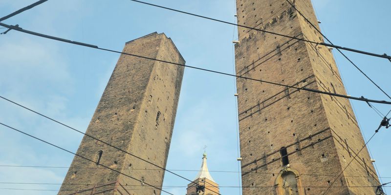 Las torres Asinelli y Garisenda de Bolonia
