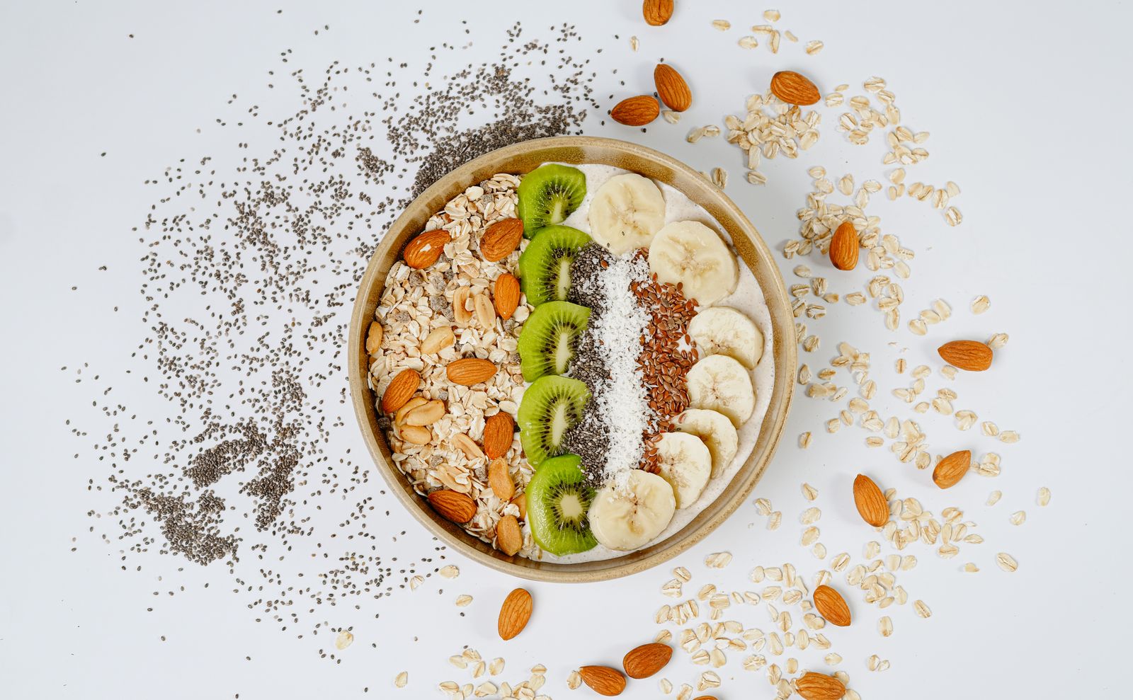 Kotak makan dengan nasi, sayur, kacang, dan sumber protein