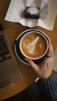 Enjoy a beautifully crafted latte art paired with a rich brownie at a cozy café in Bursa.