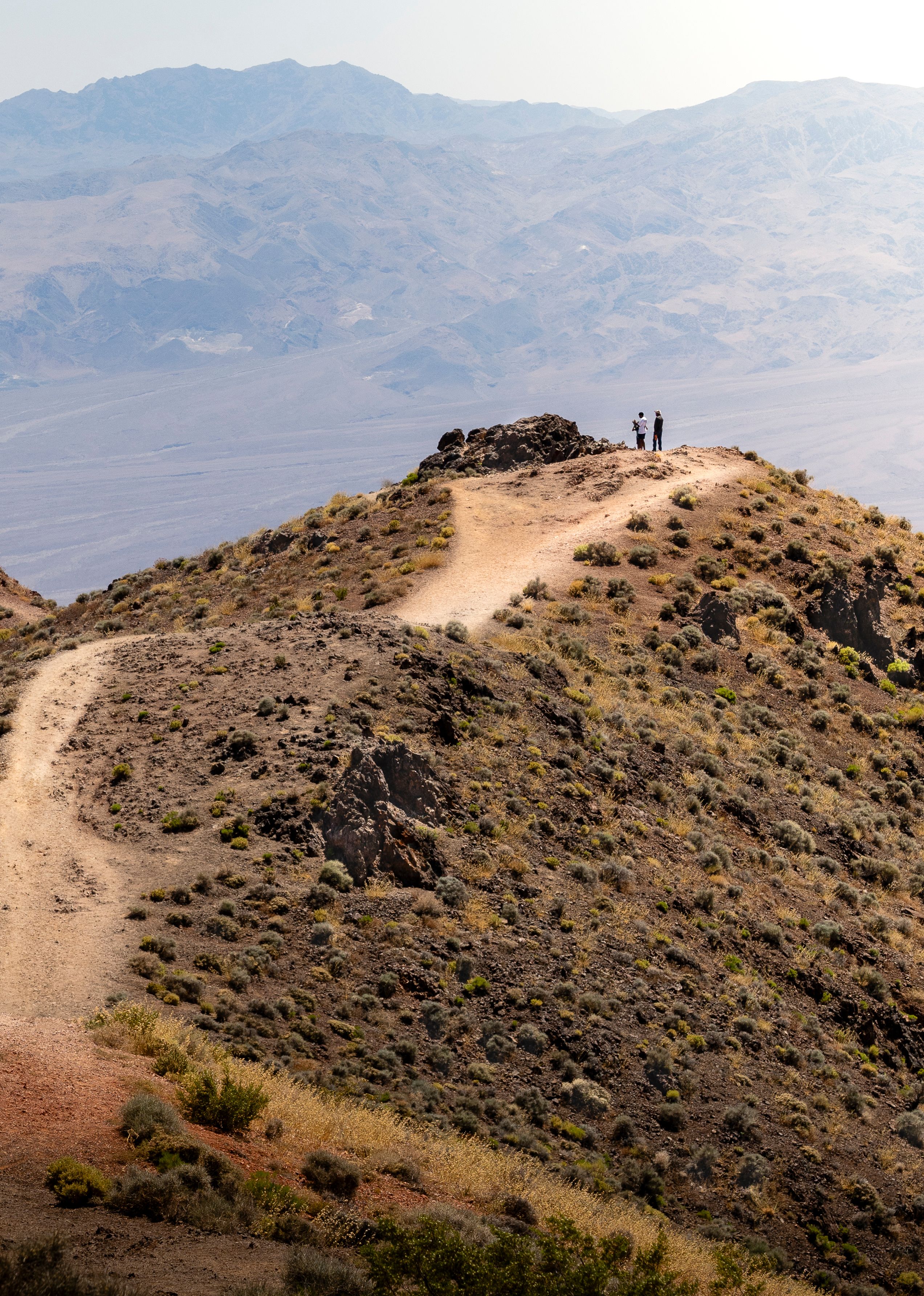 gratis Twee wandelaars genieten op een ruig pad van het weidse uitzicht in Californië, VS. Stockfoto