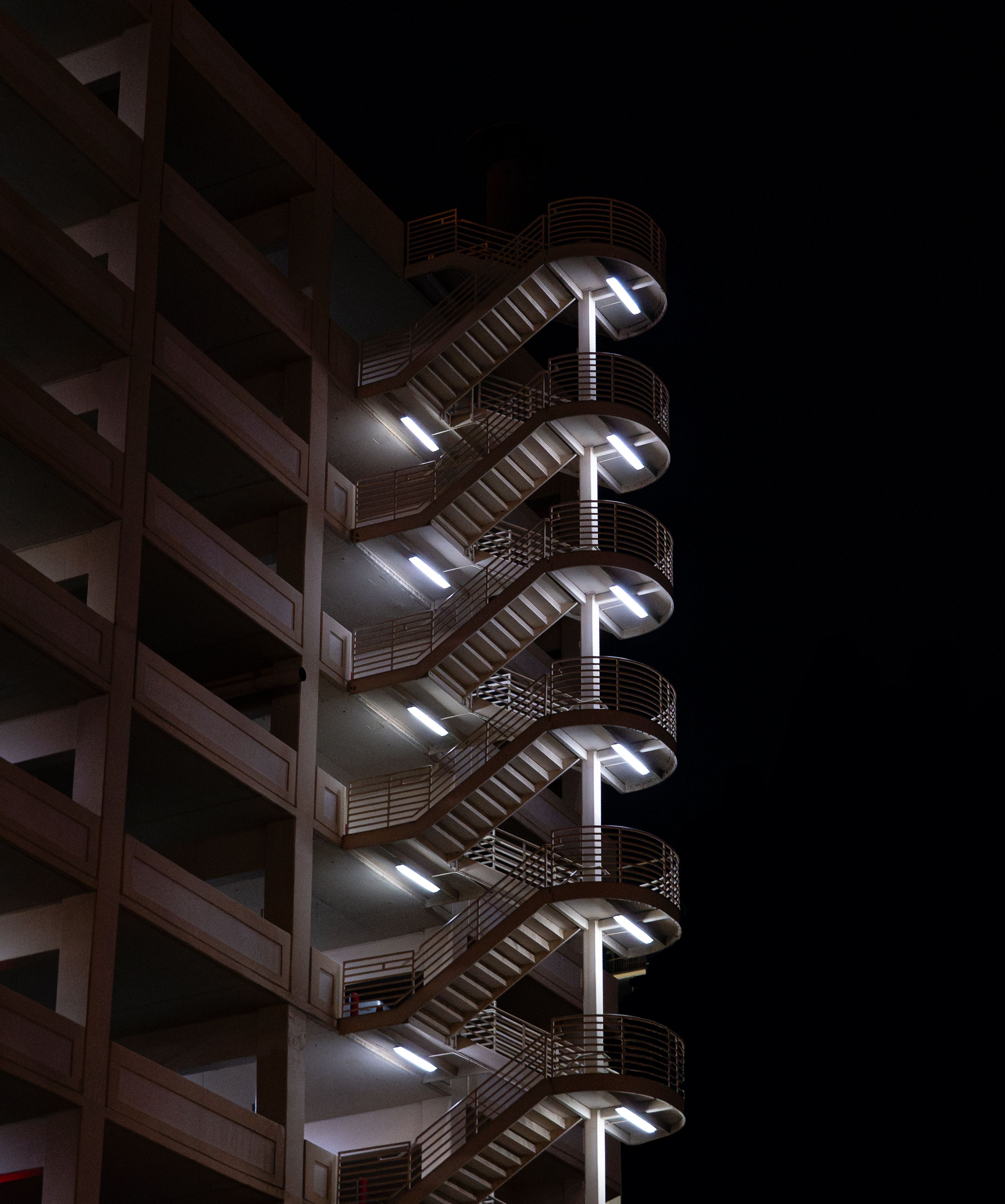 gratis Verlichte wenteltrap op de voorgevel van een gebouw in Las Vegas bij nacht. Stockfoto