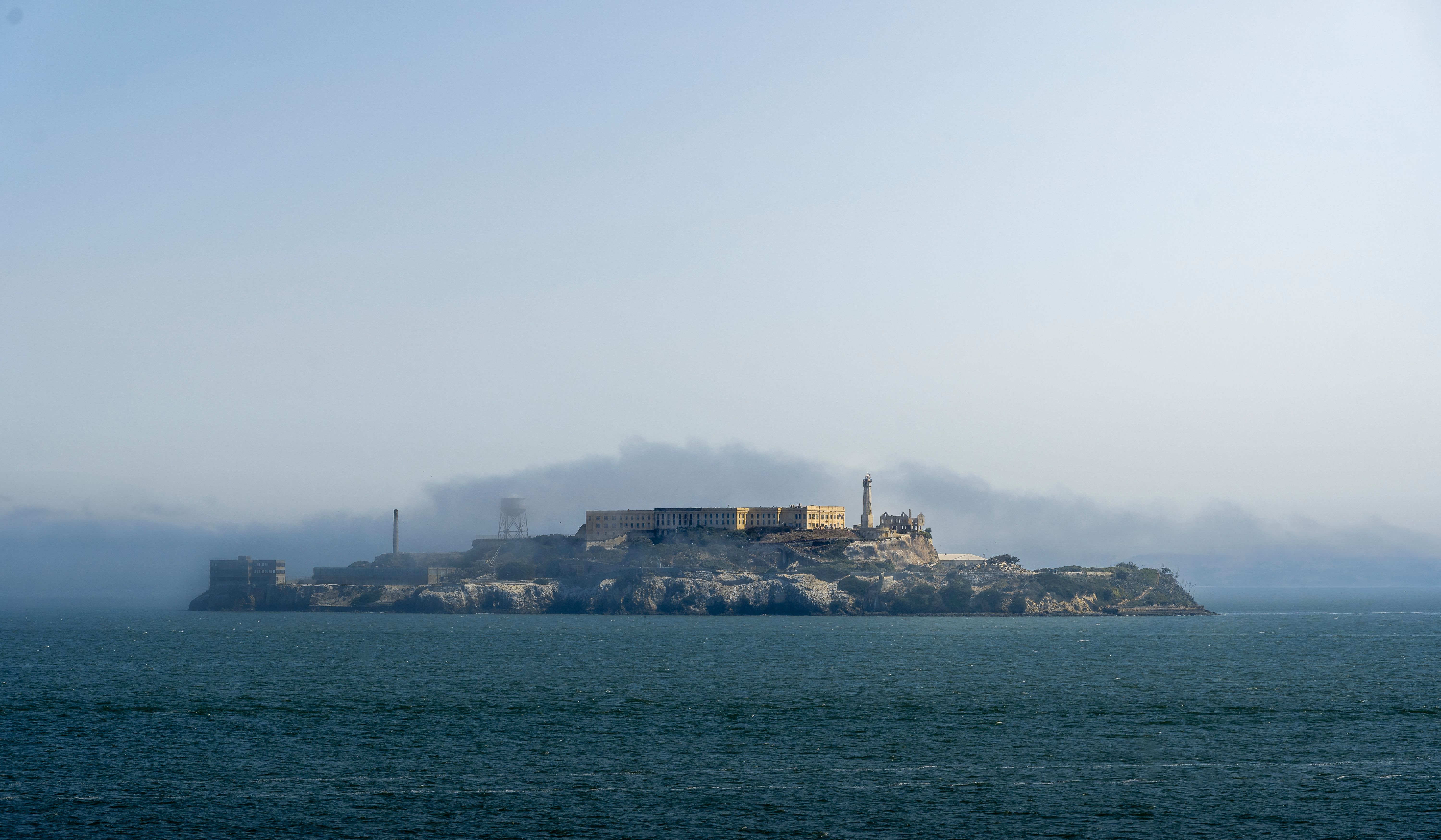 gratis Een sereen uitzicht op het eiland Alcatraz, afgetekend tegen een bewolkte lucht in de baai van San Francisco. Stockfoto