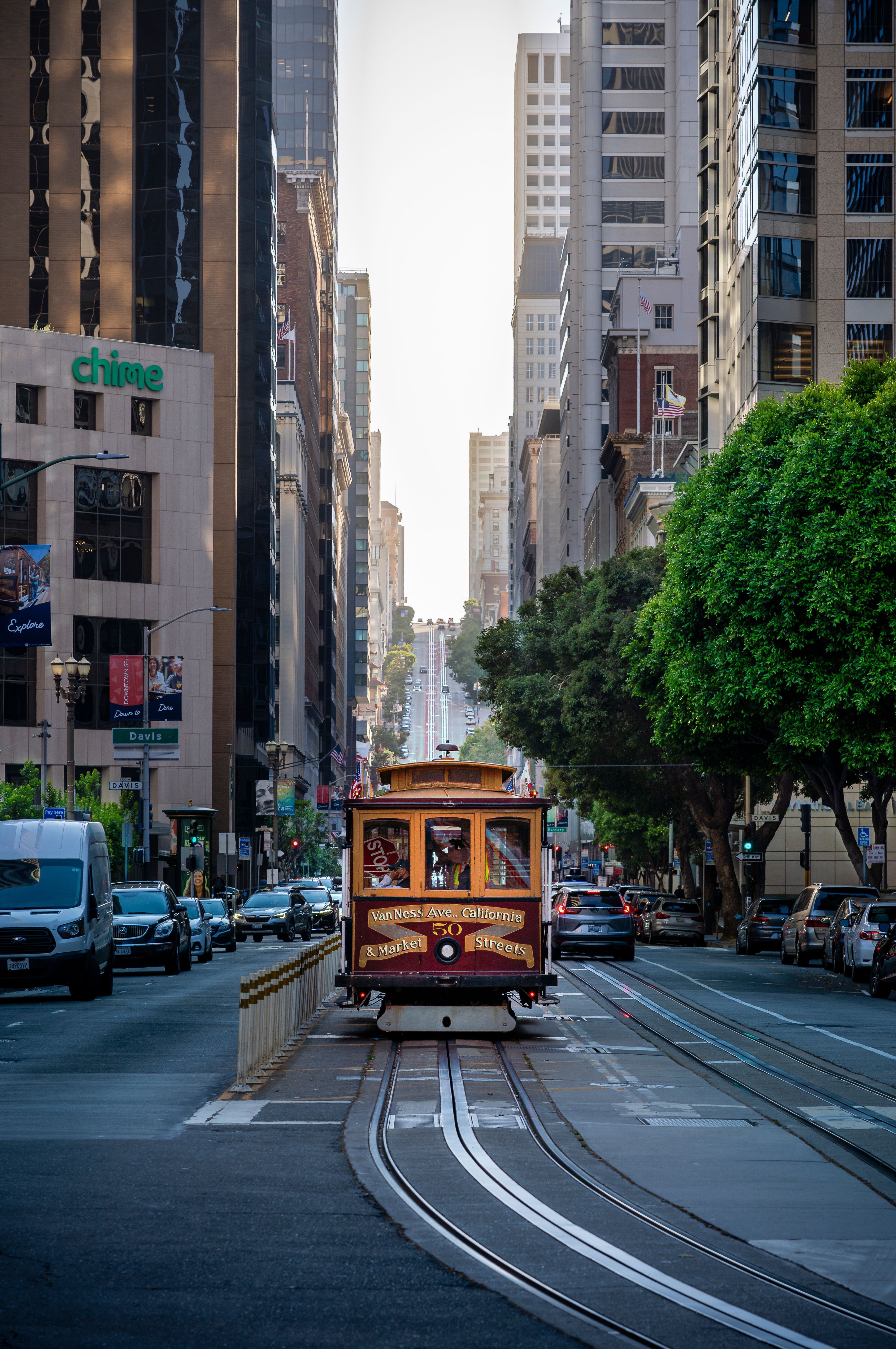 gratis Een ouderwetse kabelbaan rijdt door de drukke straten van San Francisco. Stockfoto