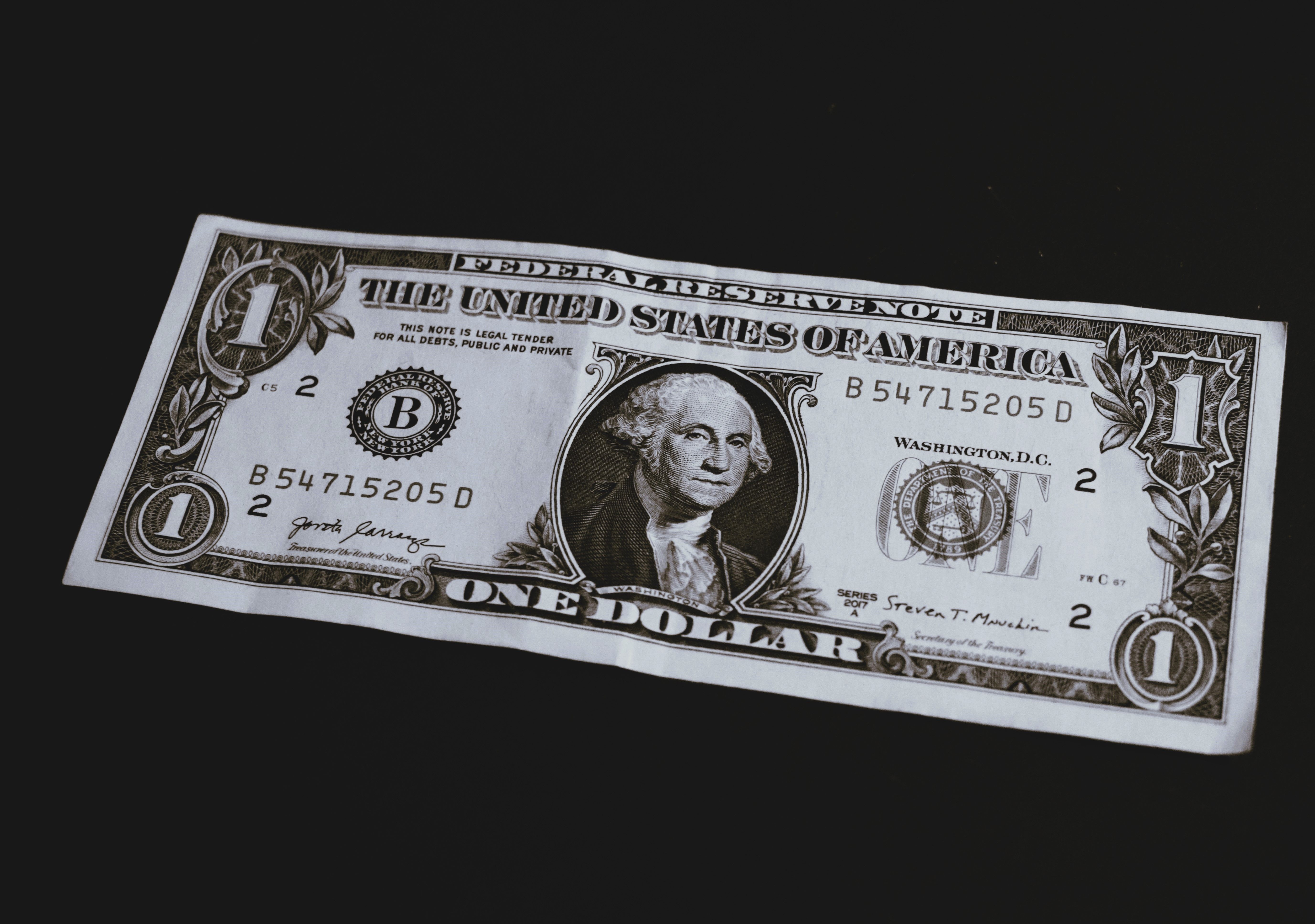 Primer Plano De Un Billete De Un Dólar Sobre Fondo Negro · Foto de ...