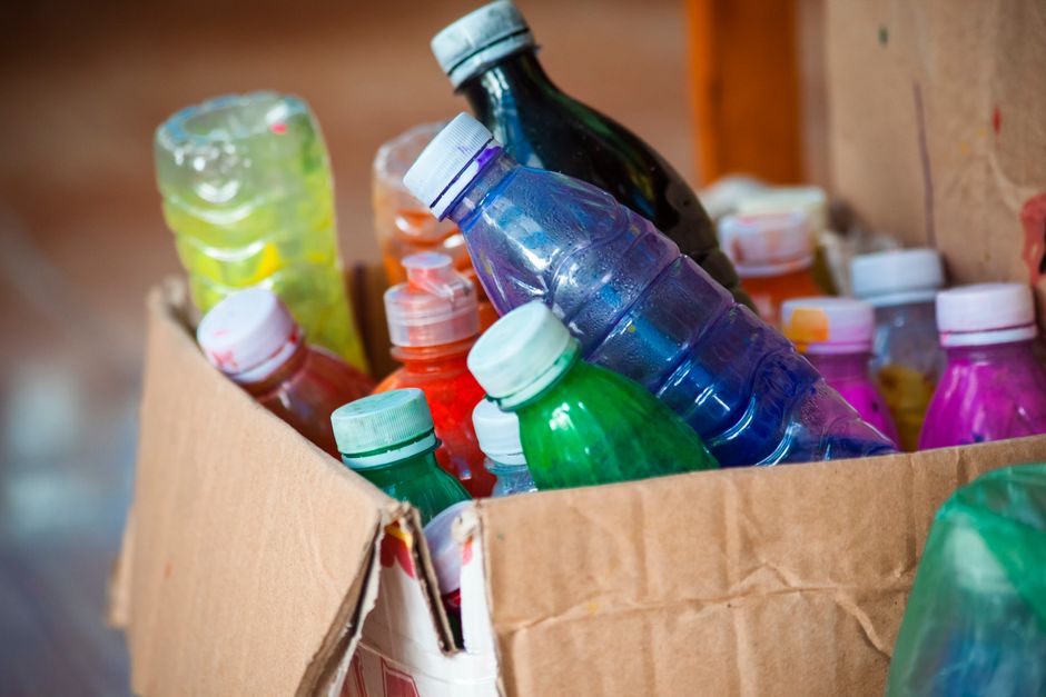 Materiais reciclados variados dispostos para projetos de artesanato criativo