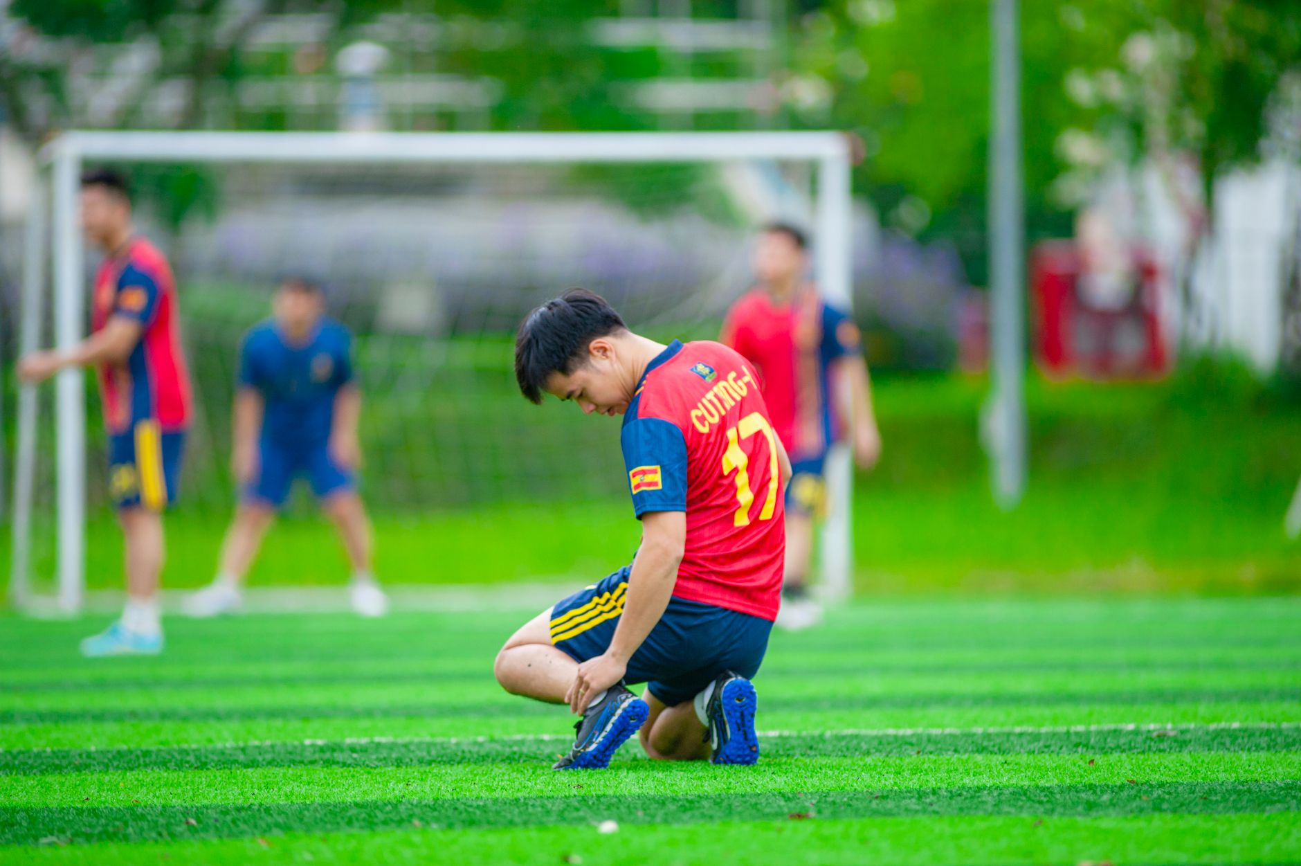 인조잔디와 천연잔디 양쪽에 축구화를 놓고 스터드 모양을 가까이 비교한 교육 장면