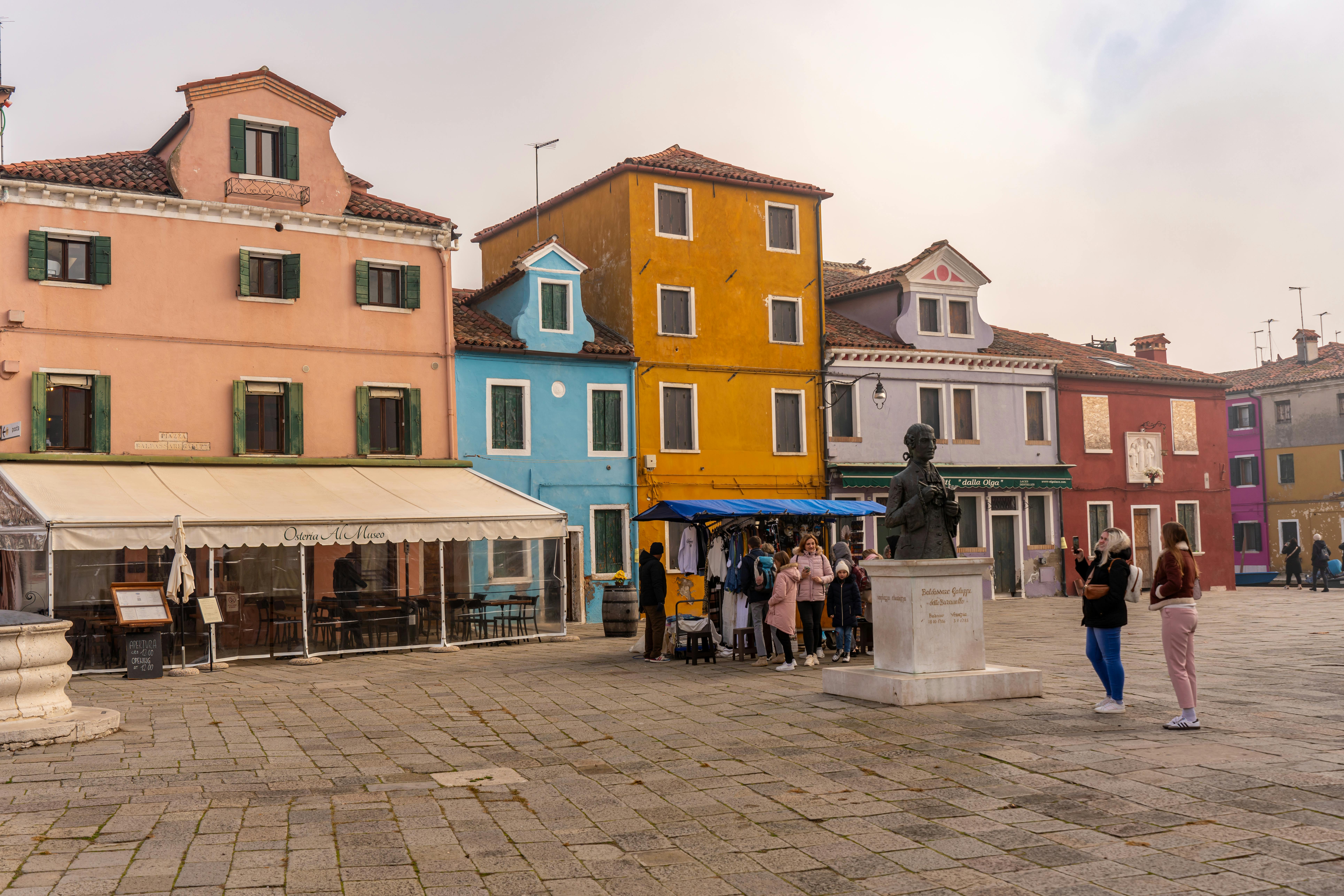 Burano, Italia: Menjelajahi Pulau Warna-Warni Penuh Pesona di Laguna Venesia
