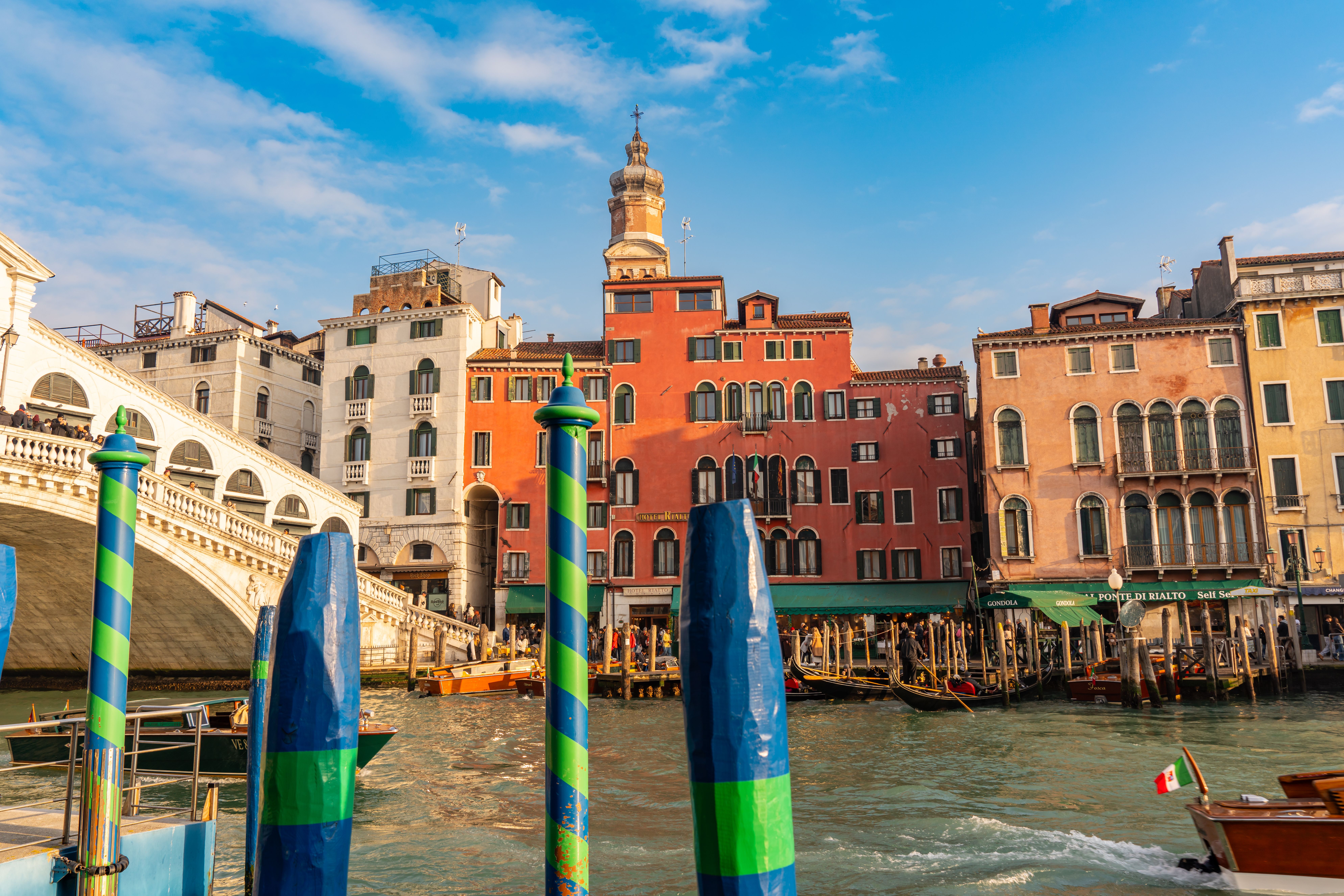 Rialto Bridge and Venetian Architecture in Venice · Free Stock Photo
