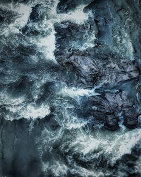 无人机从空中俯瞰特里苏尔崎岖的岩石海岸线，捕捉到海浪汹涌的壮美景象