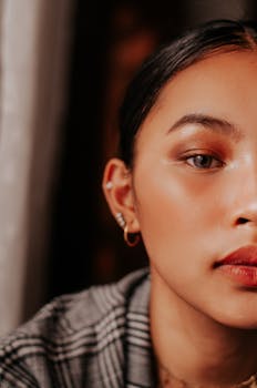 特写镜头中，一位年轻女子皮肤光洁、仪态优雅，展现了自然之美