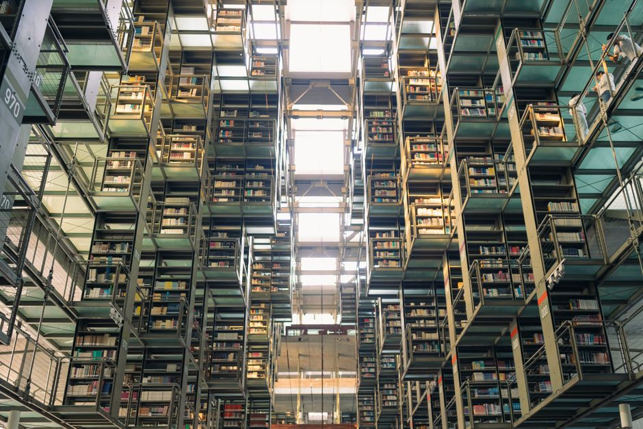 メキシコシティの近代的な図書館にある、本が詰まった背の高い本棚。