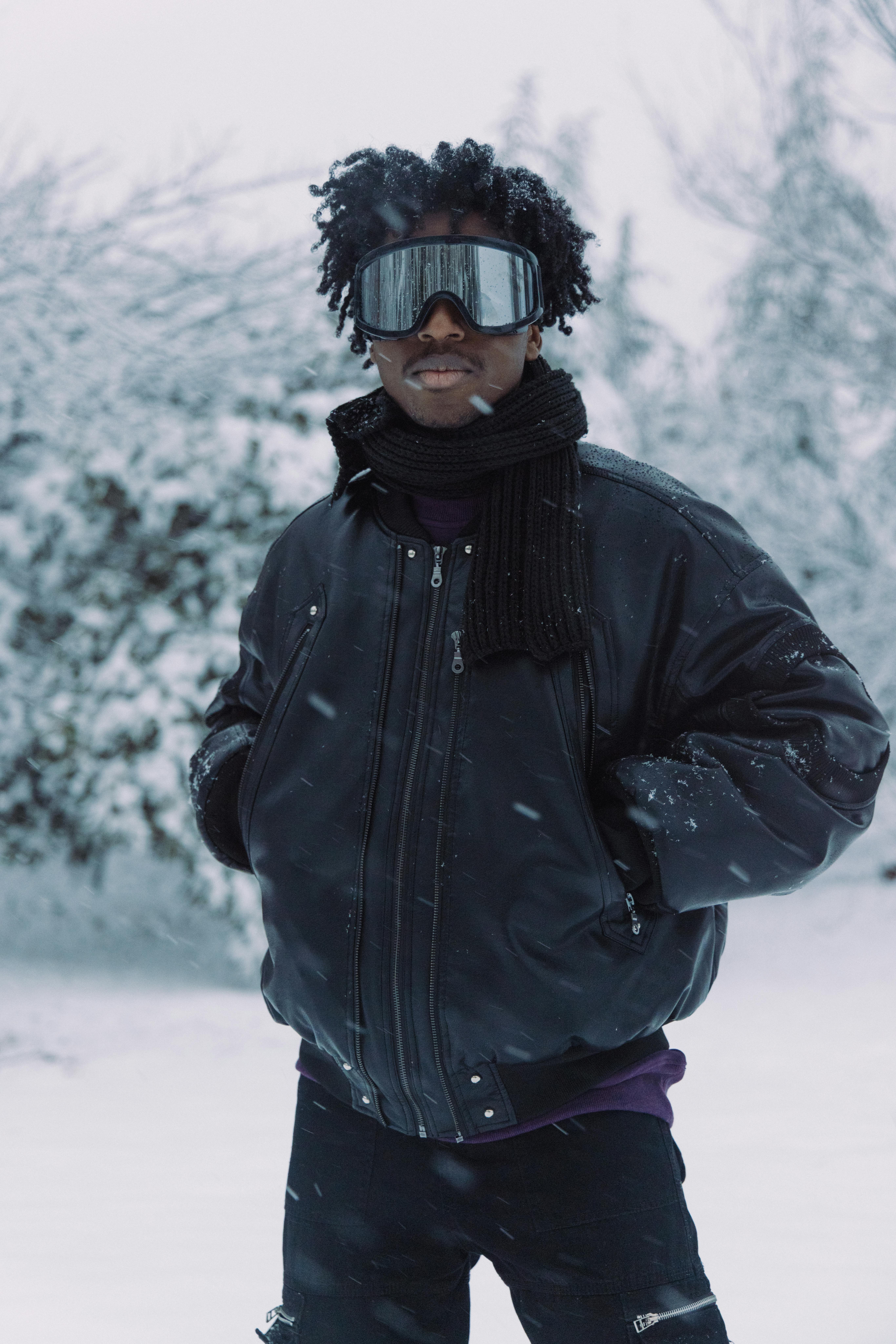 Gratuit Un mannequin pose en tenue d'hiver au milieu d'un décor extérieur enneigé, mettant en valeur son style et sa chaleur. Photos