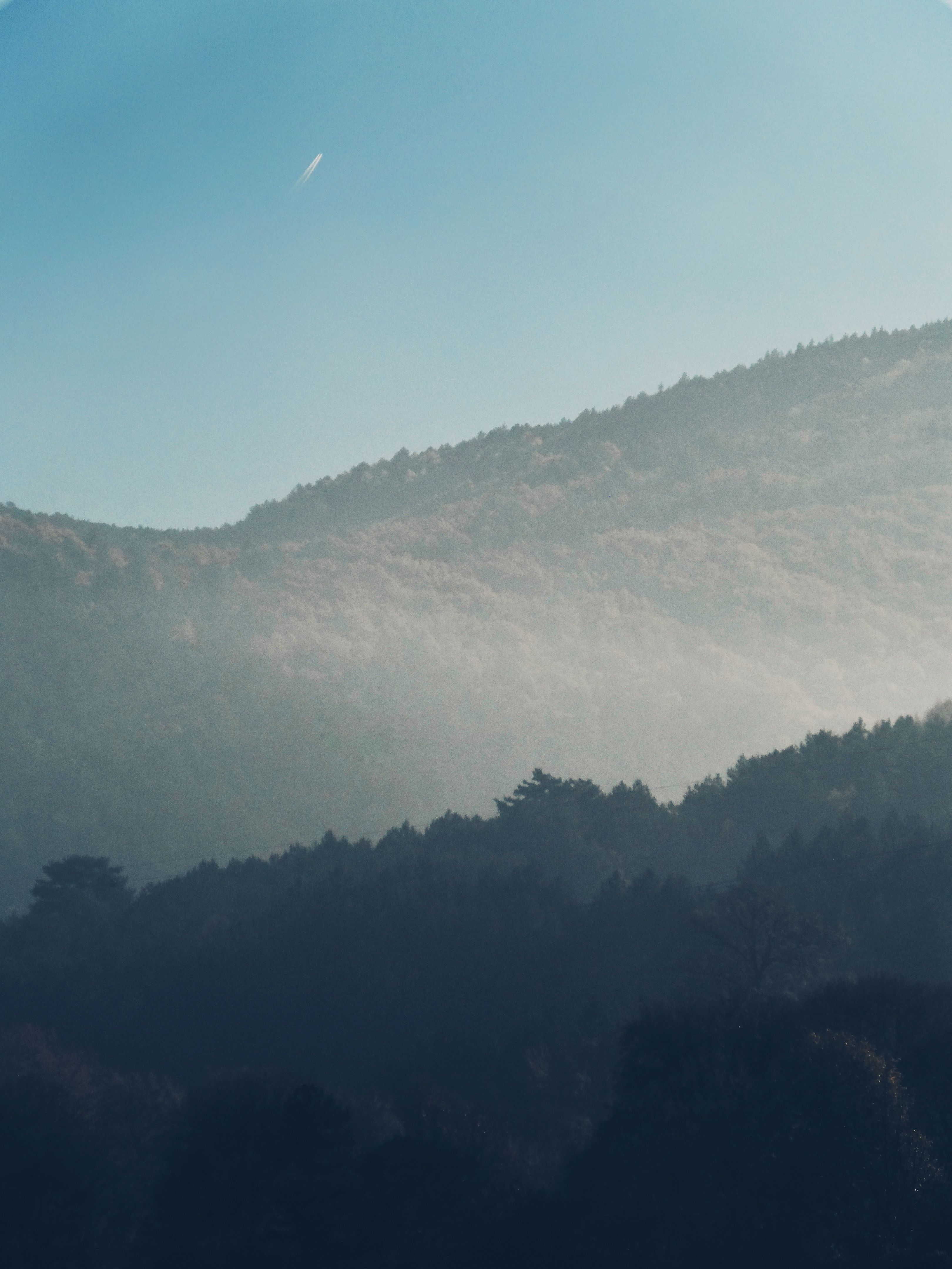 Serene Misty Mountains Landscape at Dawn · Free Stock Photo