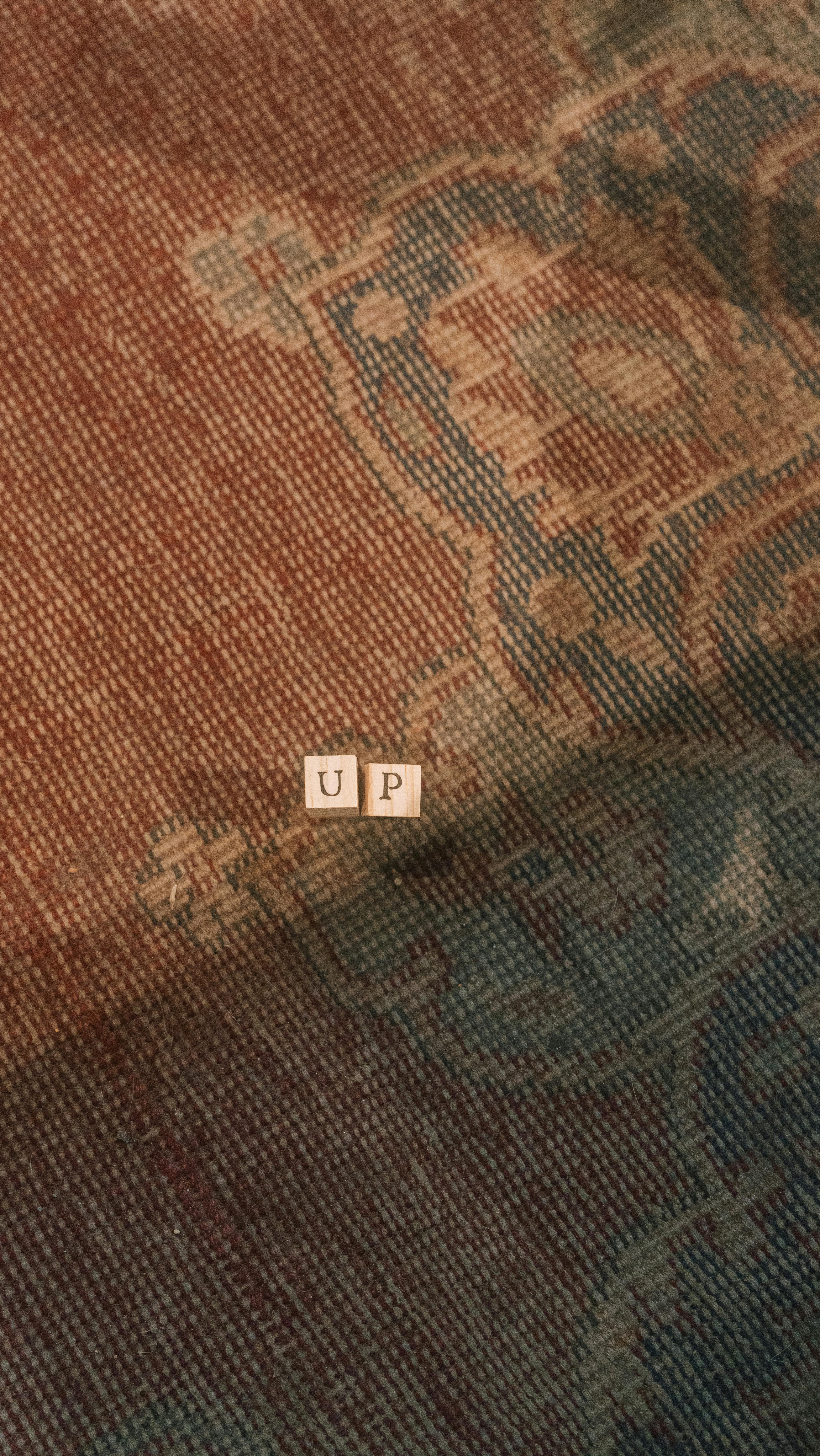 Gratis Nærbilde av vintage tekstil som viser intrikate geometriske design i jordfarger. Arkivbilde