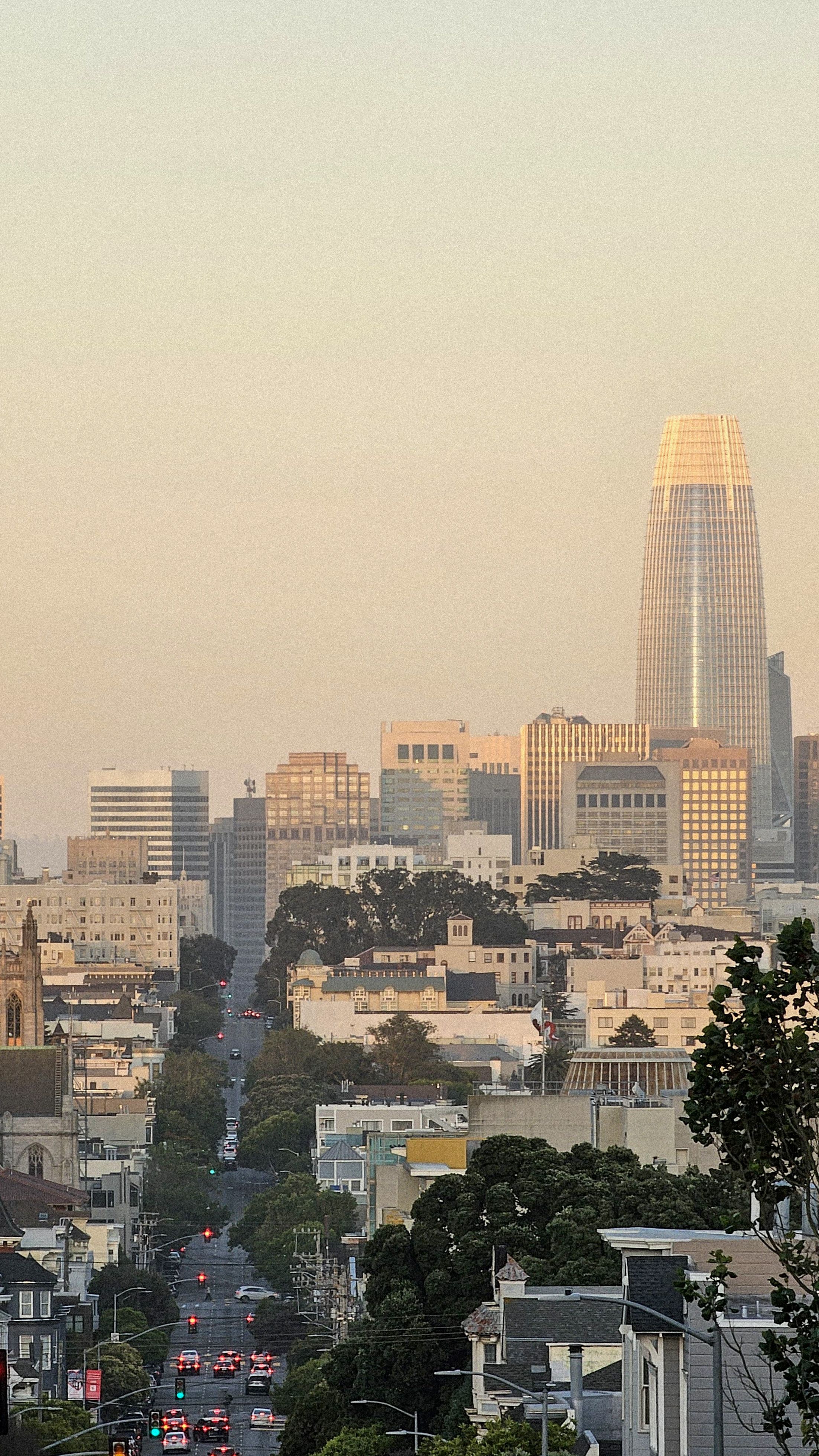 San Francisco skyline featuring the iconic Salesforce Tower at sunset.
