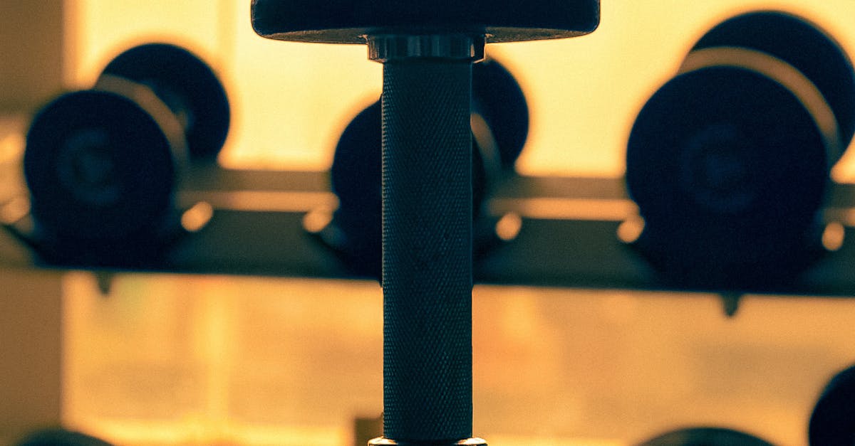 Un coach de sport dessine un plan d'entraînement sur un tableau blanc.