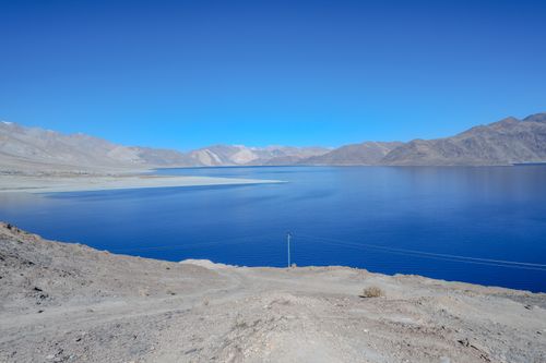 Free Captivating view of Pangong Lake with clear blue skies and mountain backdrop. Stock Photo