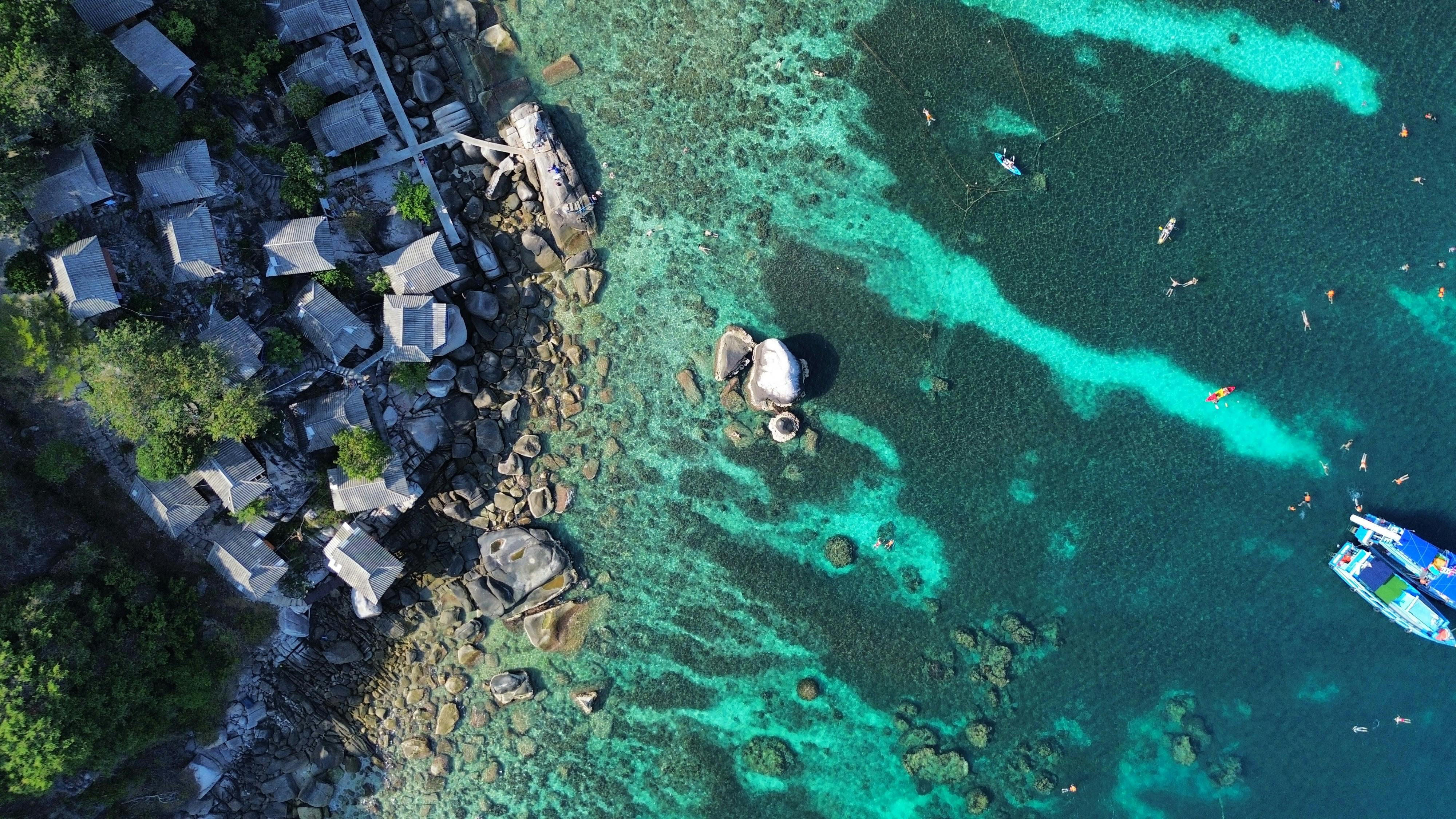 Explore the stunning coastline and clear waters of Ko Tao, Thailand from above. - ¿Dónde bucear en Koh Tao?