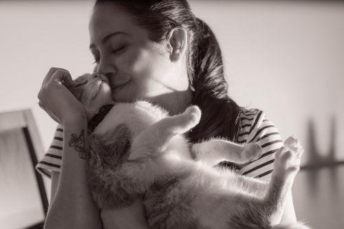 Free A tender moment captured between a woman and her cat in Heredia, Costa Rica. Stock Photo