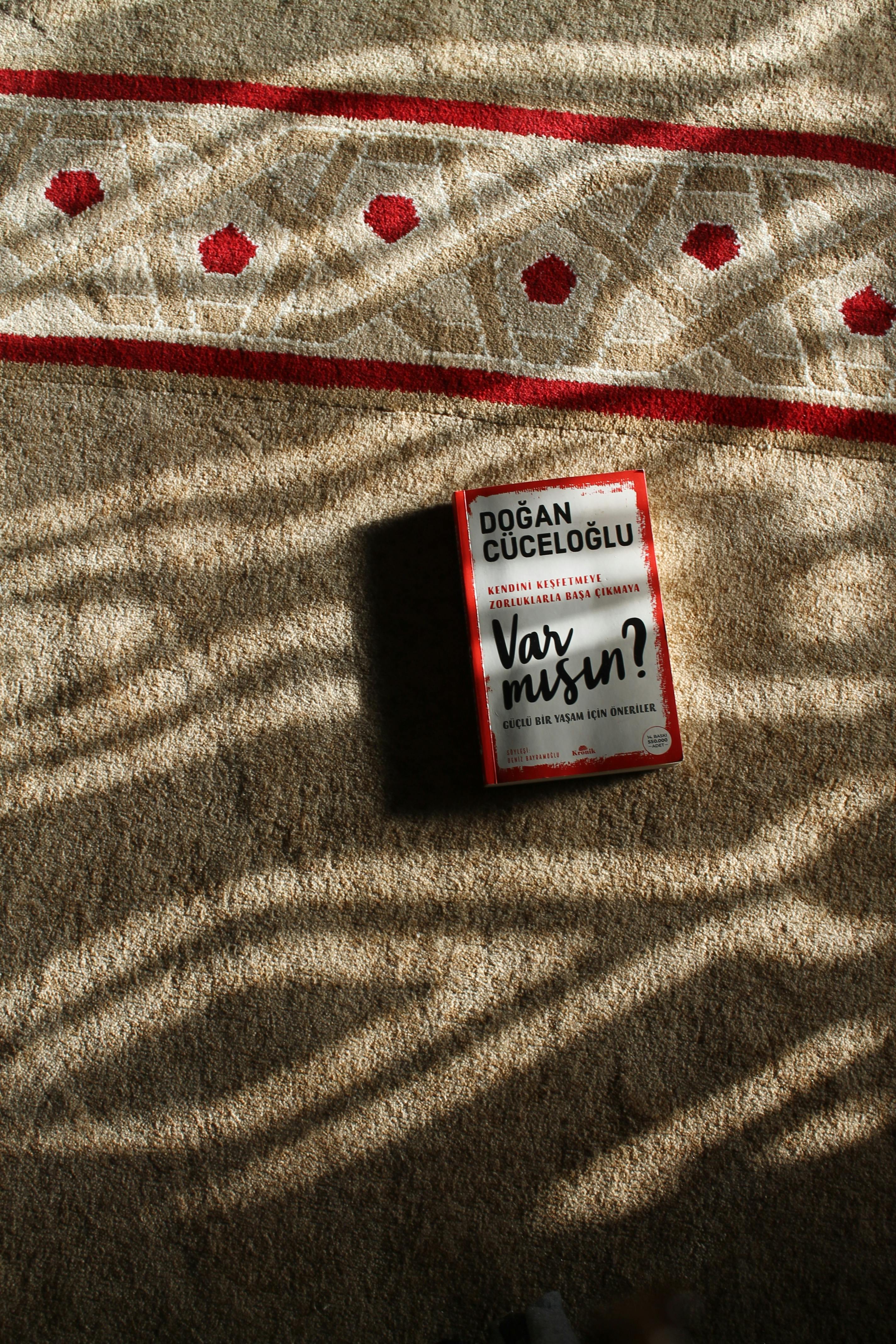 Gratis Immagine gratuita di accenti rossi, ambiente interno, ambiente rustico Foto a disposizione