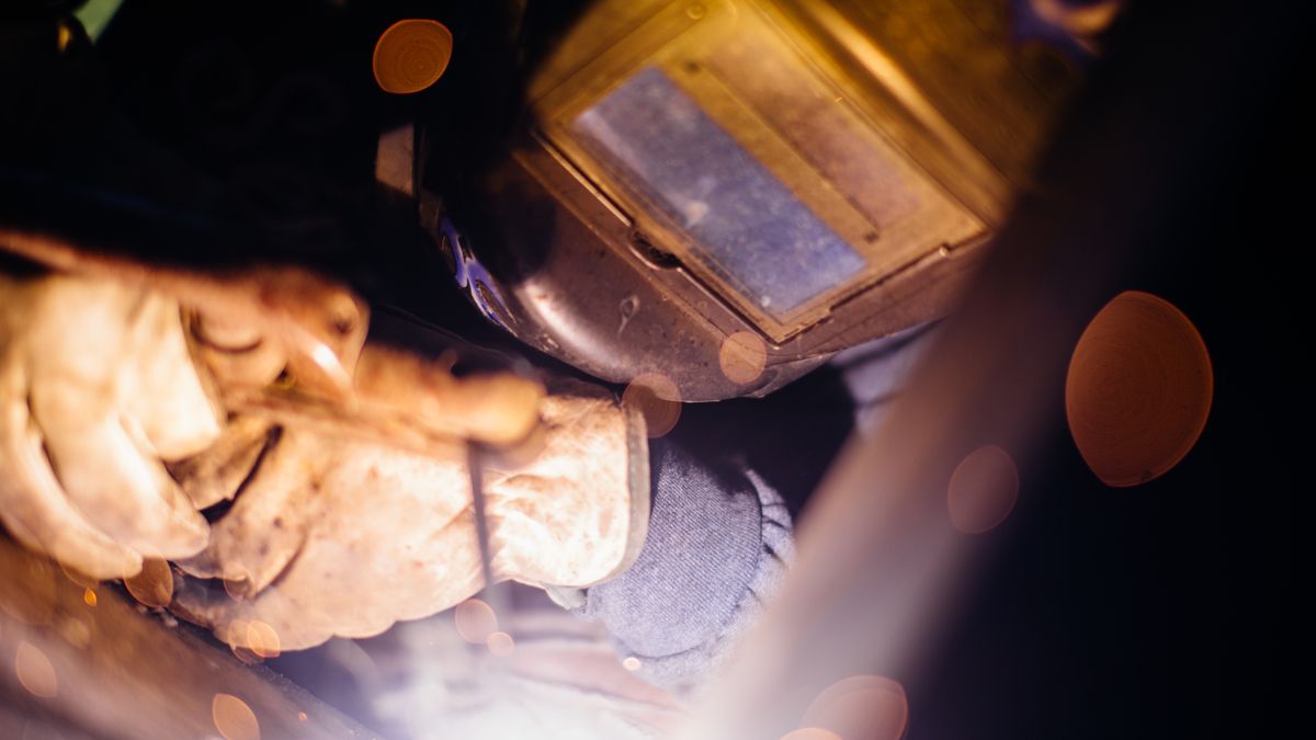 Soldador con máscara de protección trabajando