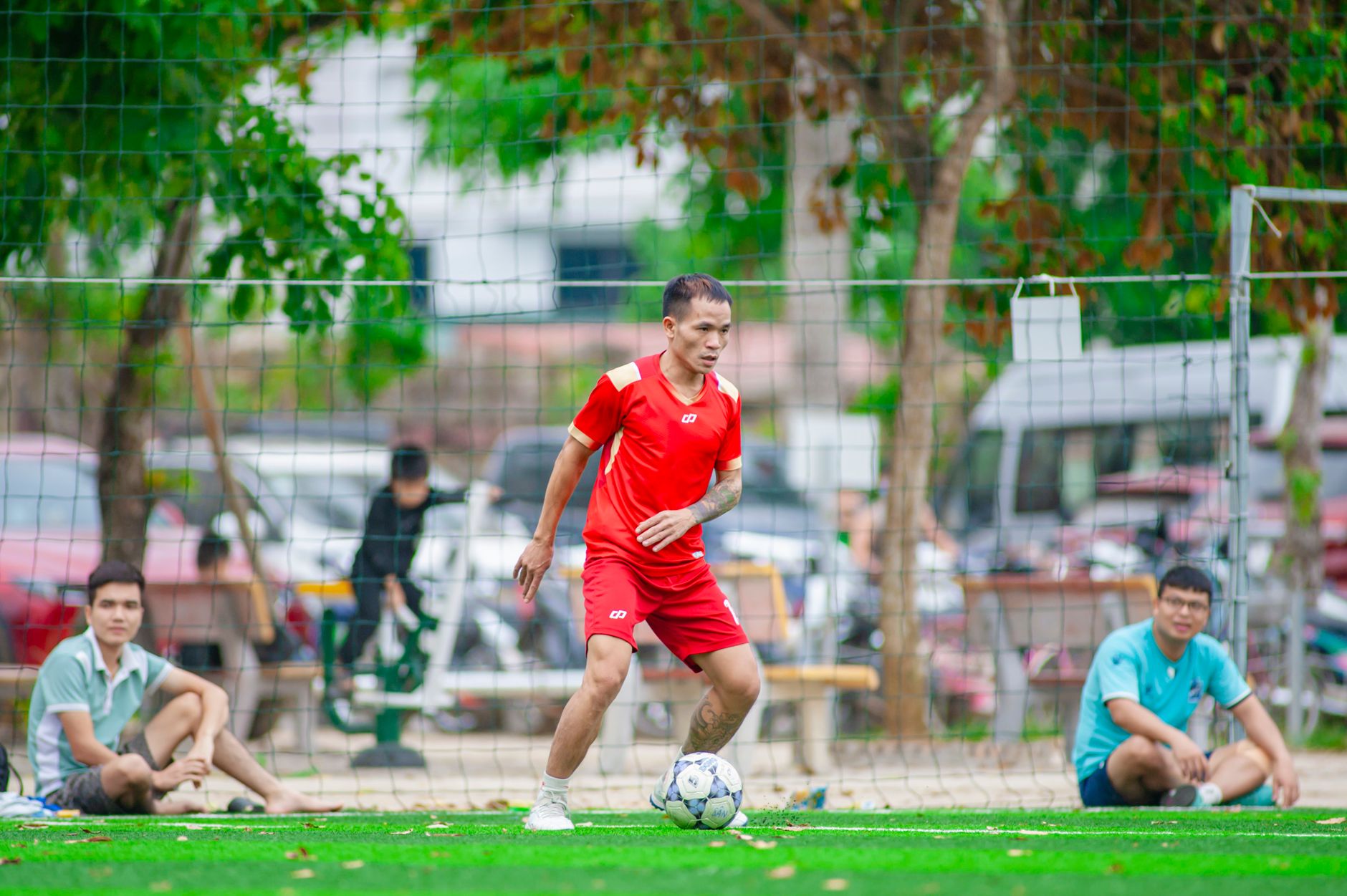 កីឡាករហ្វឹកហាត់បញ្ចប់ទីម្នាក់ឯងពេលល្ងាច បាល់ជាច្រើនដាក់ជិតគោលដៅ និងពន្លឺកីឡដ្ឋានច្បាស់