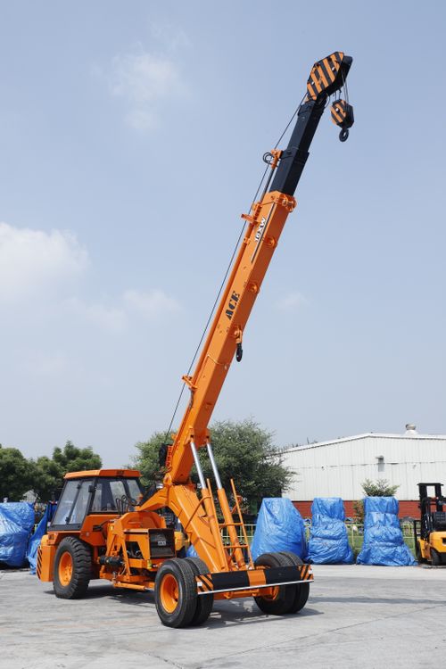 Free ACE 16xw crane for material handling in Faridabad factory yard under clear skies. Stock Photo