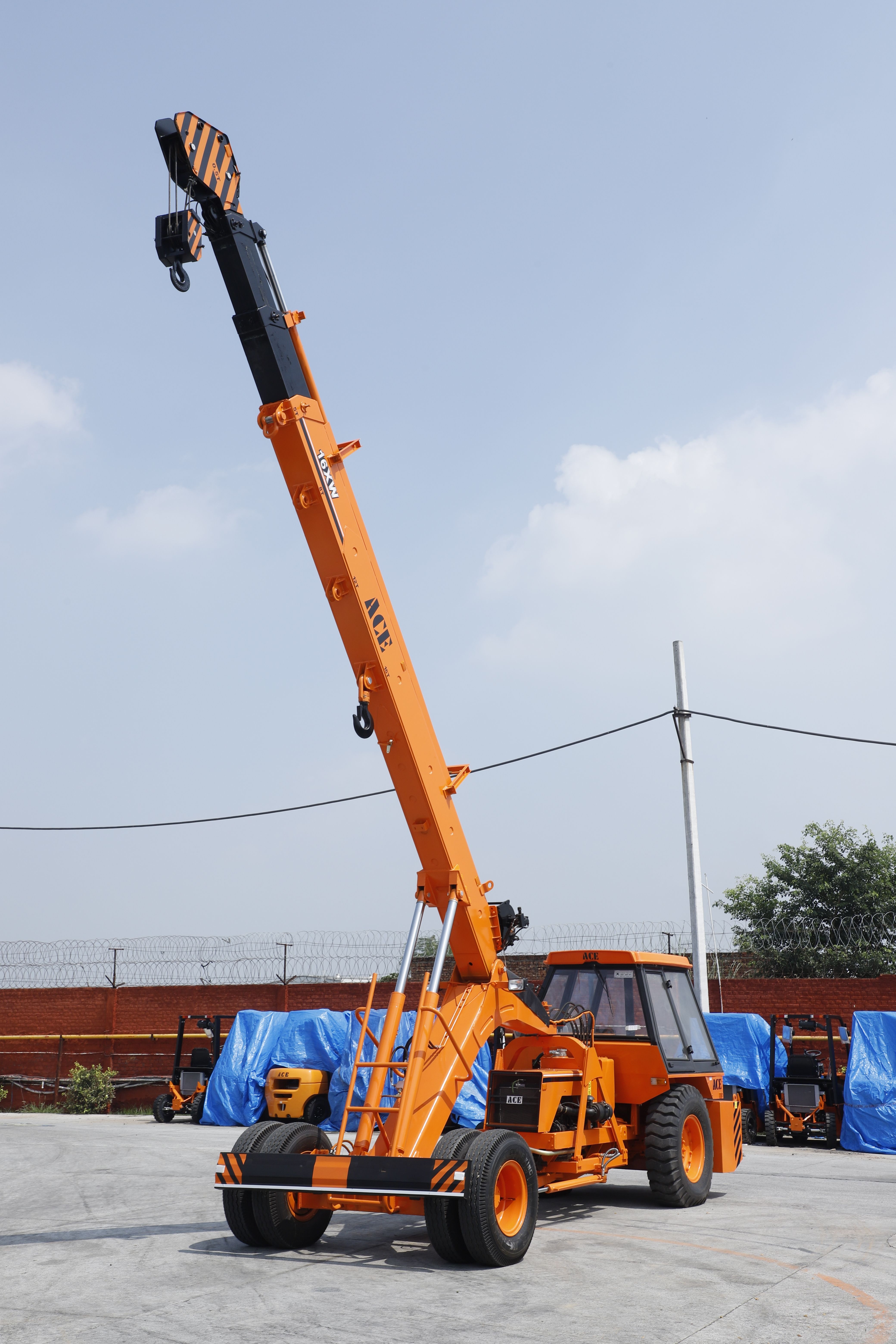Mobile Crane beroperasi di lapangan