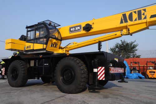 бесплатная Кран ACE 40 XW на строительной площадке в Фаридабаде, Харьяна, Индия. Стоковое фото