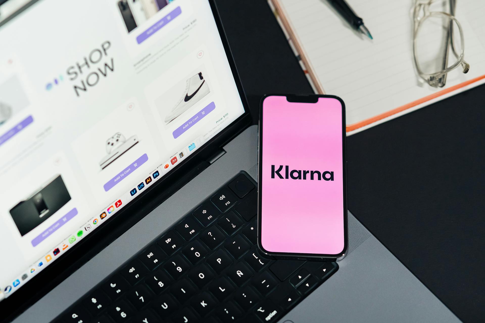 Laptop and smartphone displaying online shopping and Klarna for convenient e-commerce.