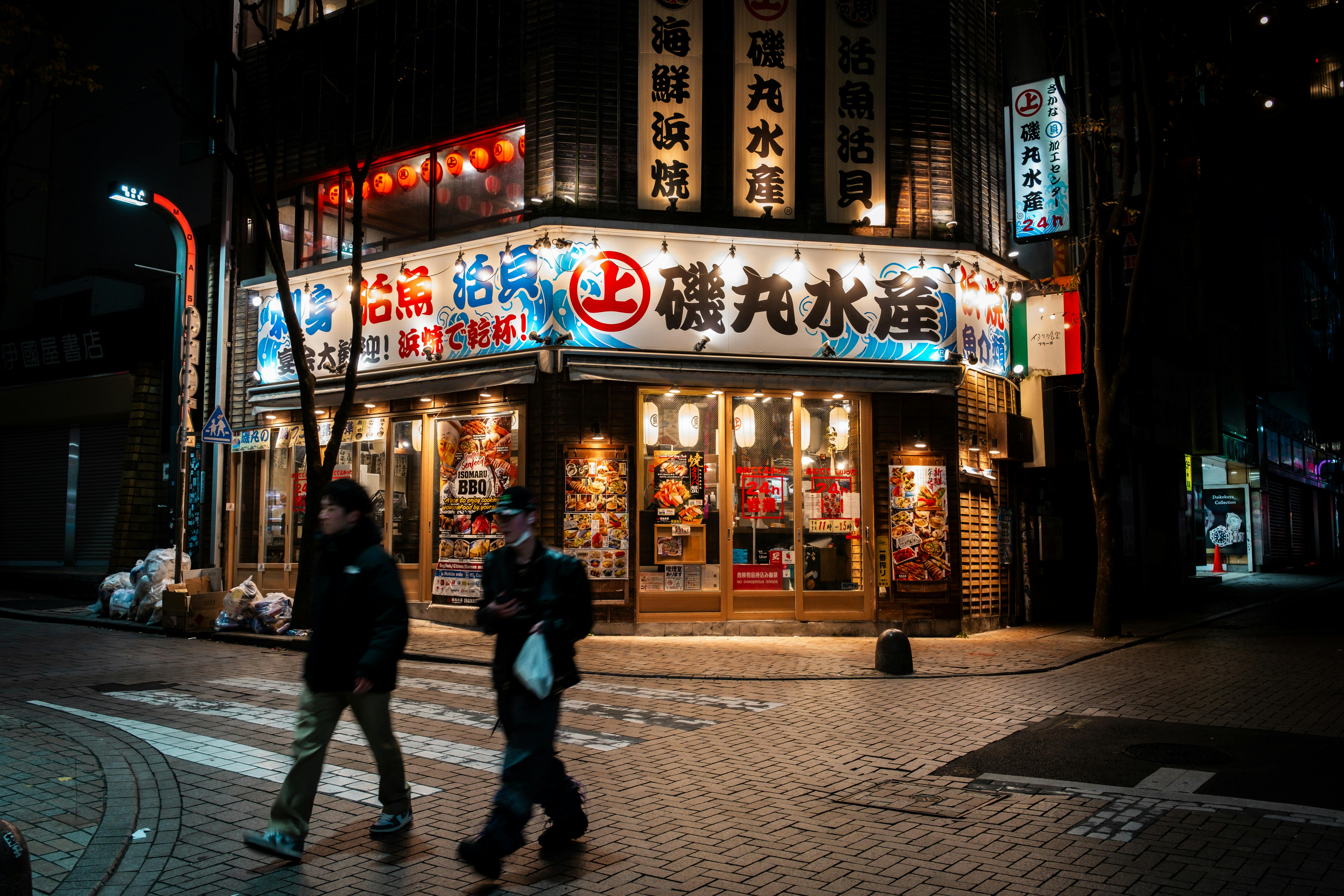 Kostenlos Nachtansicht eines hell erleuchteten Restaurants in Tokio, das das pulsierende Nachtleben einfängt. Stock-Foto