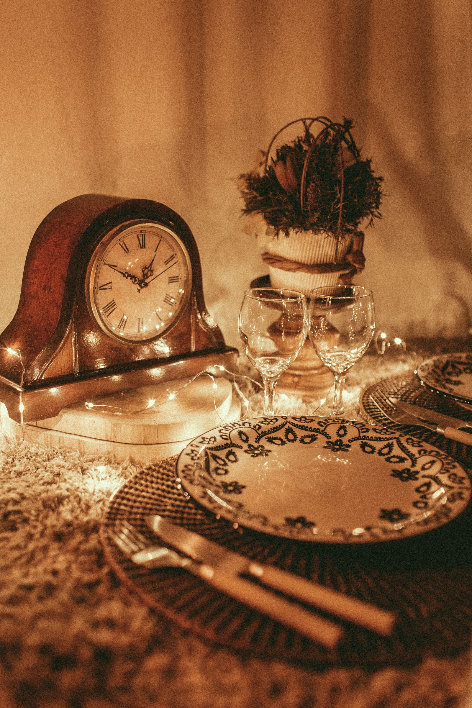 Reloj junto a un plato representando la ventana de alimentación