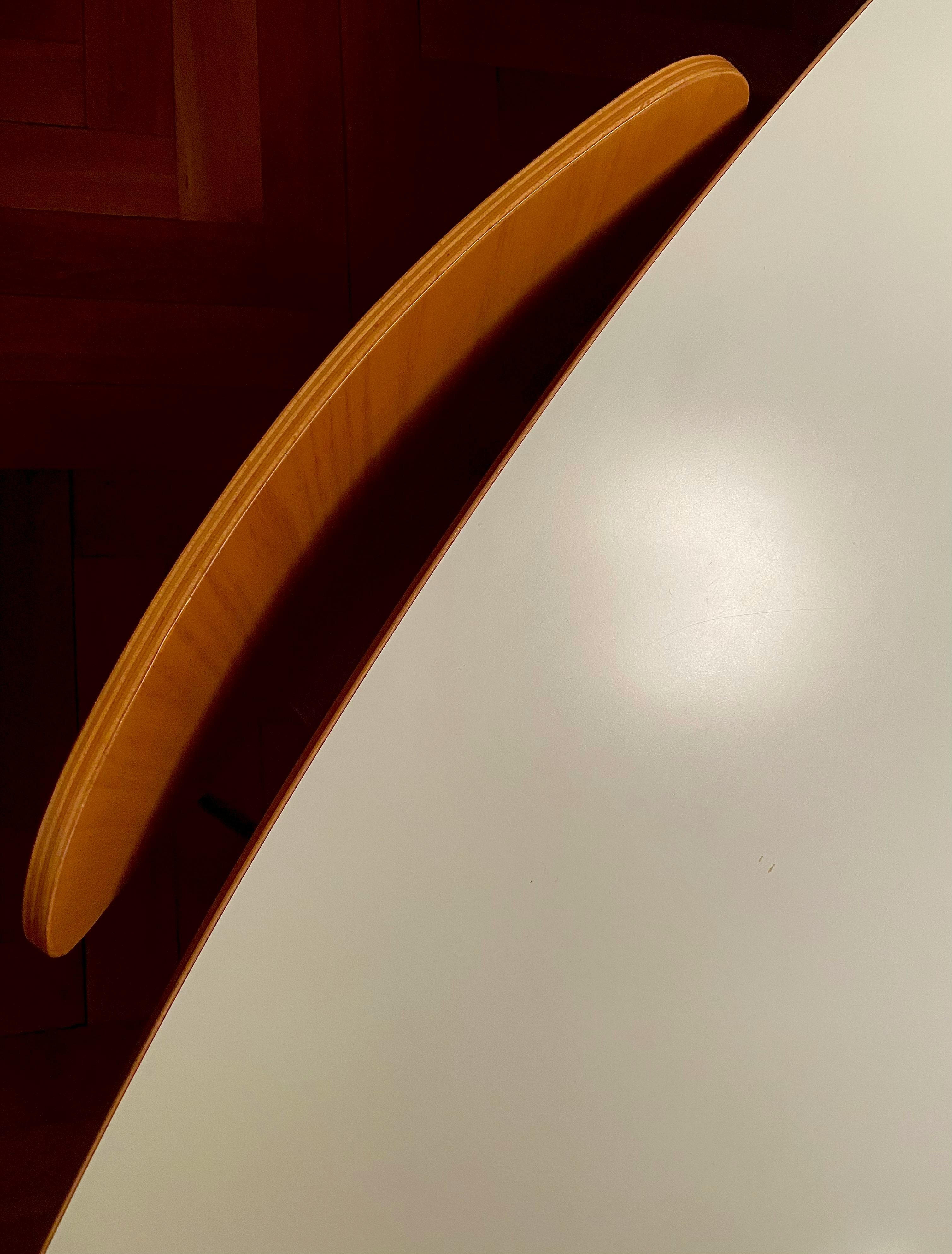 grátis Imagem abstrata minimalista de uma cadeira e mesa com forte contraste de sombras. Foto profissional