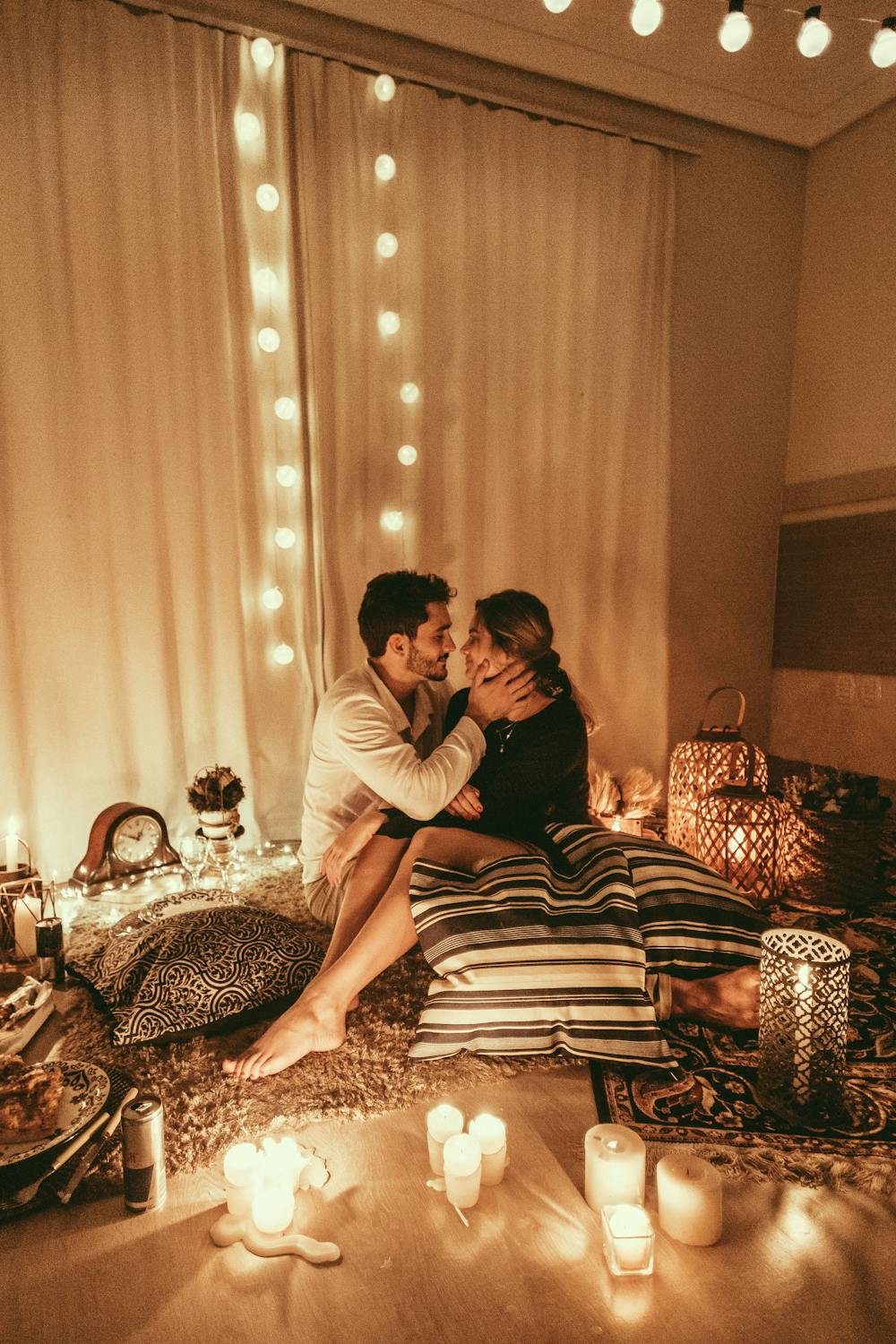 Romantic couple in bed. | Photo: Pexels
