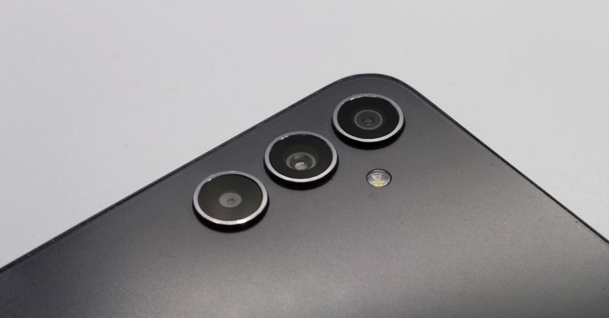 Close de um smartphone elegante com lentes de câmera tripla e acabamento fosco.