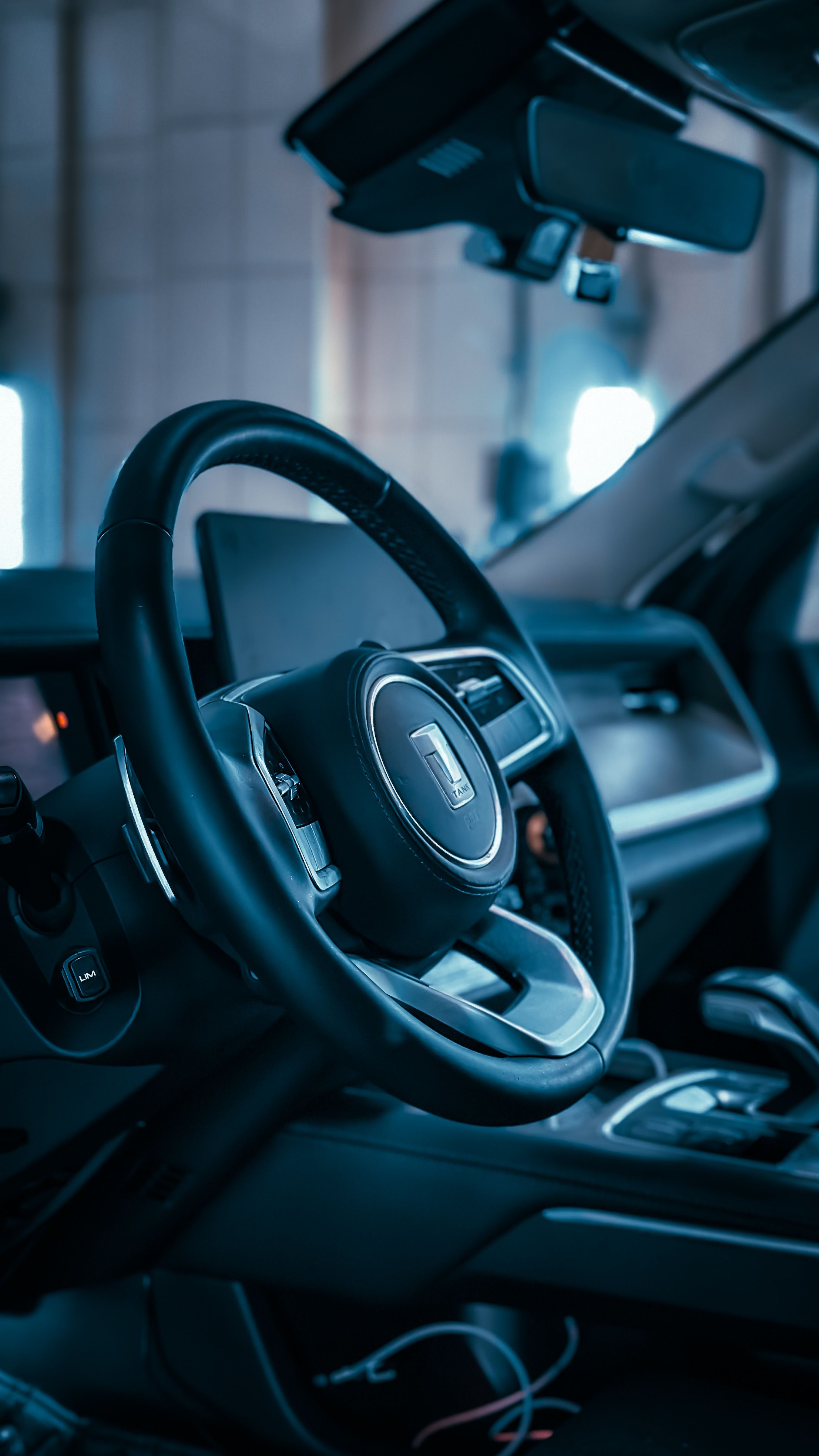 Mecânico avaliando componentes da direção elétrica em um carro usado